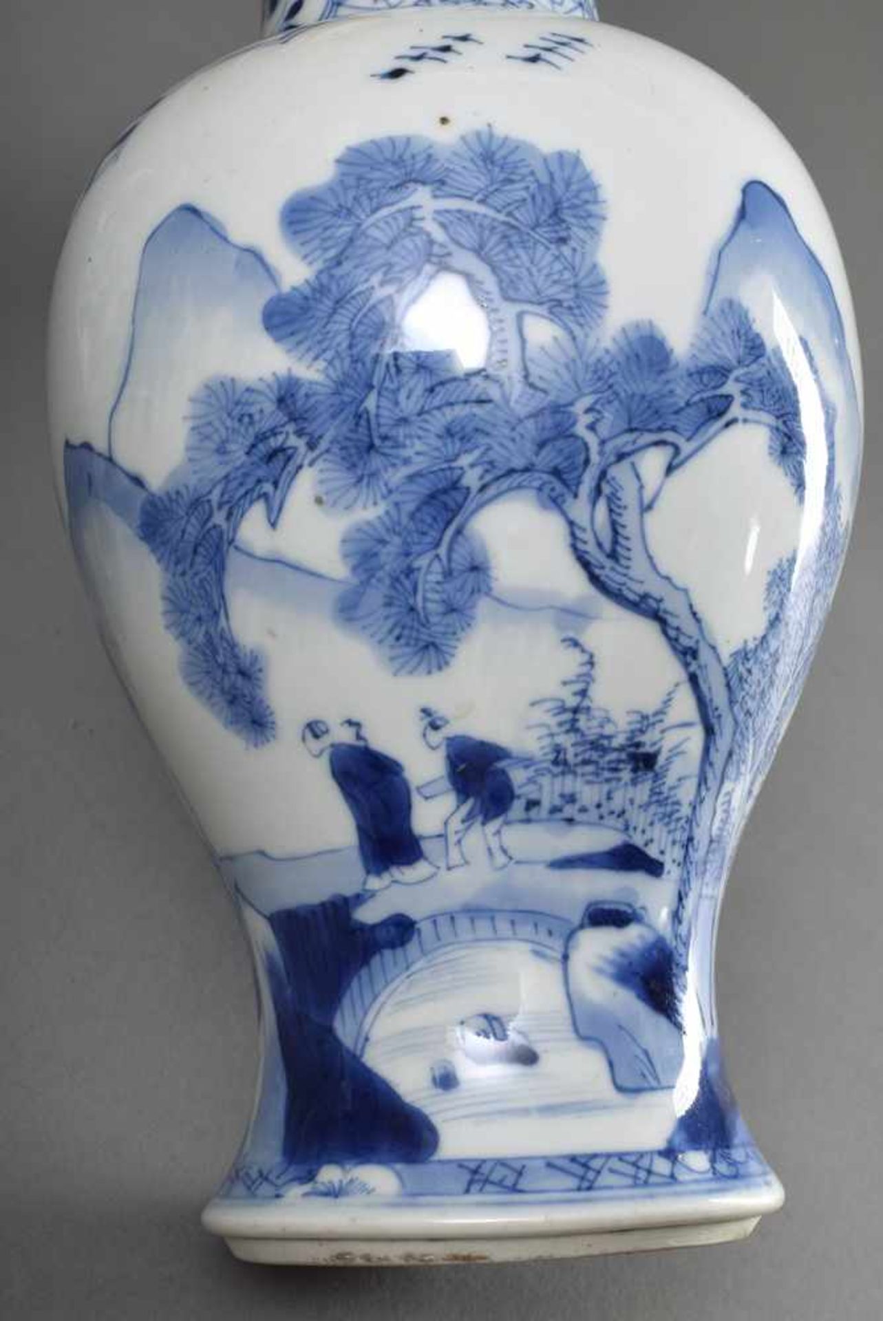 Paar Porzellan Vasen mit Blaumalerei Dekor "Landschaft mit Personenstaffage" in Kang Hsi Stil, 19. - Image 3 of 4