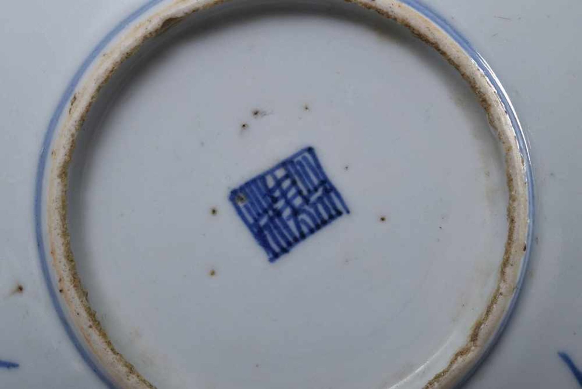 Kleiner chinesischer Teller mit Blaumalerei Dekor, verso Siegelmarke, 18./19.Jh., Ø 16,5cm, ber. - Bild 4 aus 4
