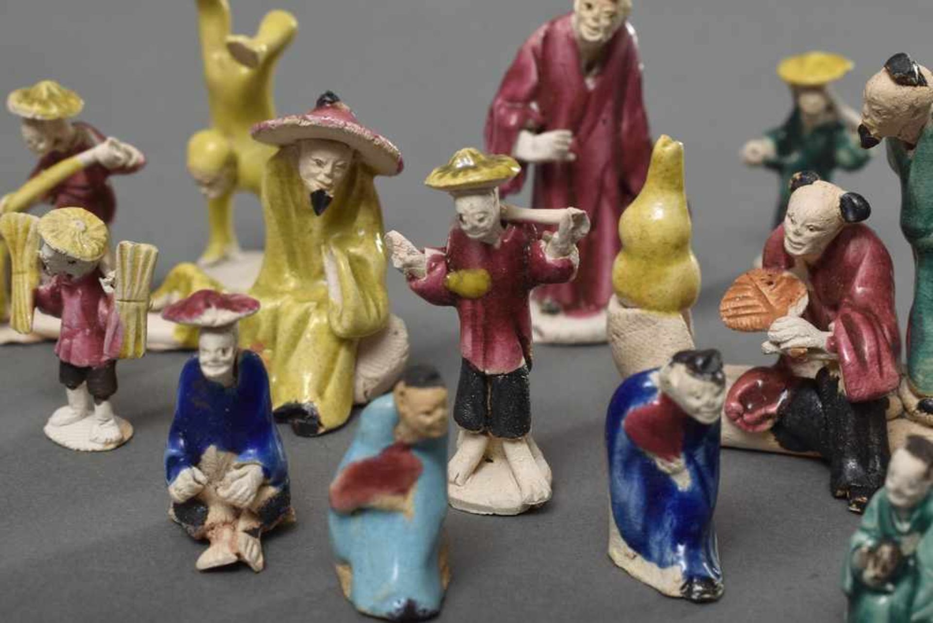 17 Diverse chinesische Tonminiaturfiguren, H. 1-4cm, min. best 17 17 Various chinese clay - Bild 2 aus 3