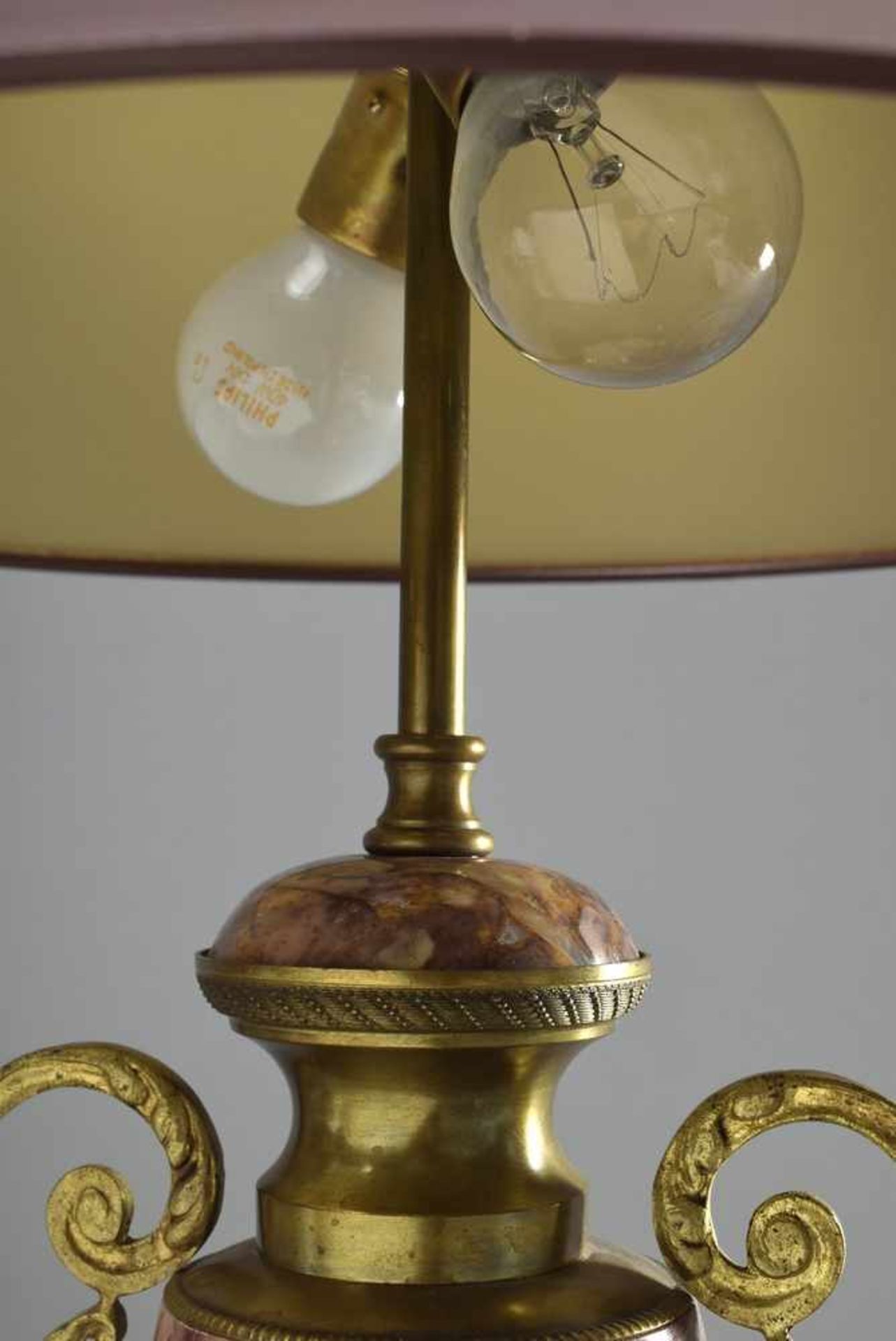 Paar rötliche wilhelminische Marmorvasen mit Messinghenkeln, als Lampen montiert, H. 50cm Pair of - Bild 3 aus 5