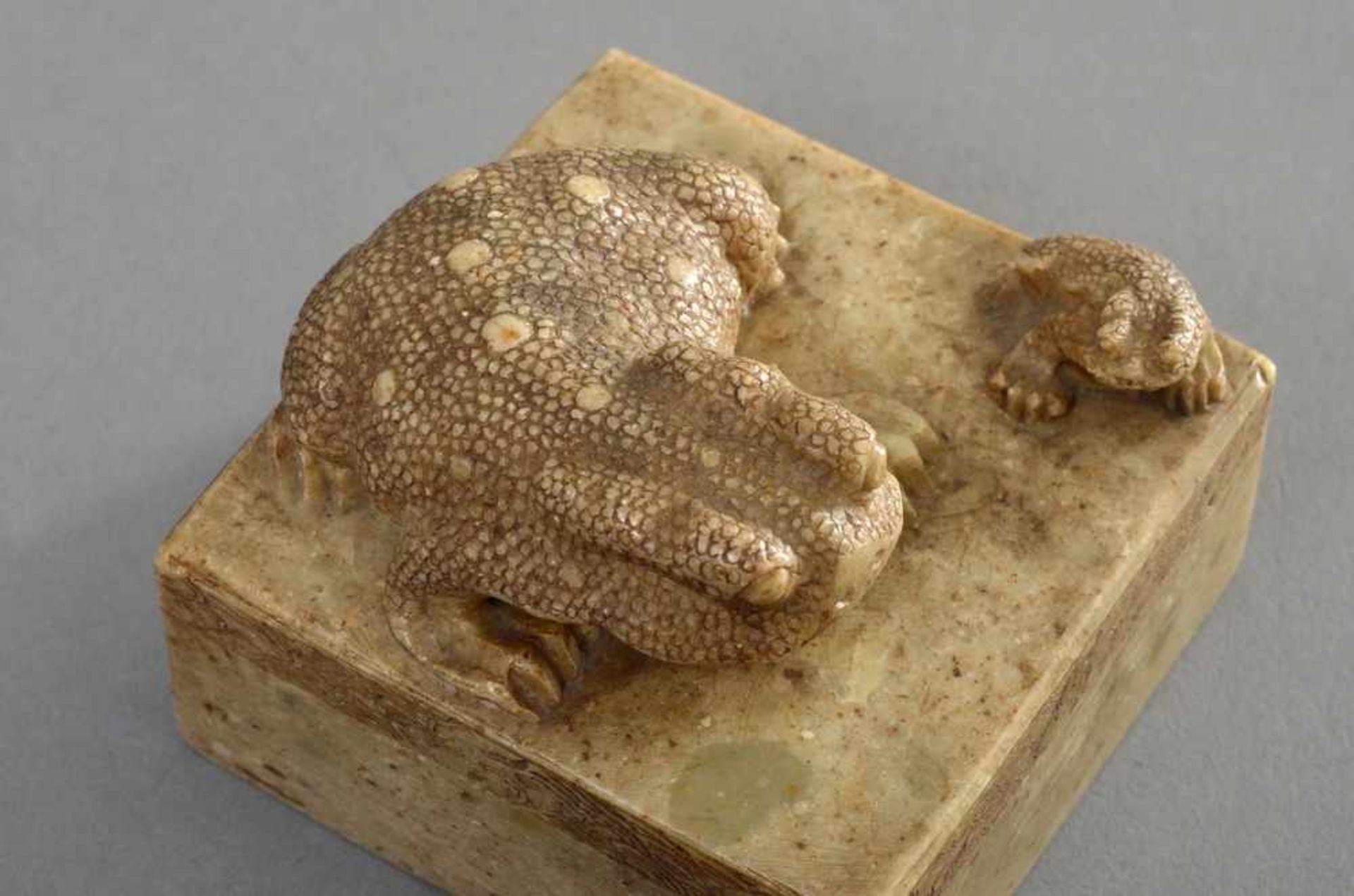 Großes Speckstein Siegel "Kröte mit kleiner Kröte", China um 1900, 6x7x7cm Big soapstone seal ''toad - Bild 4 aus 4