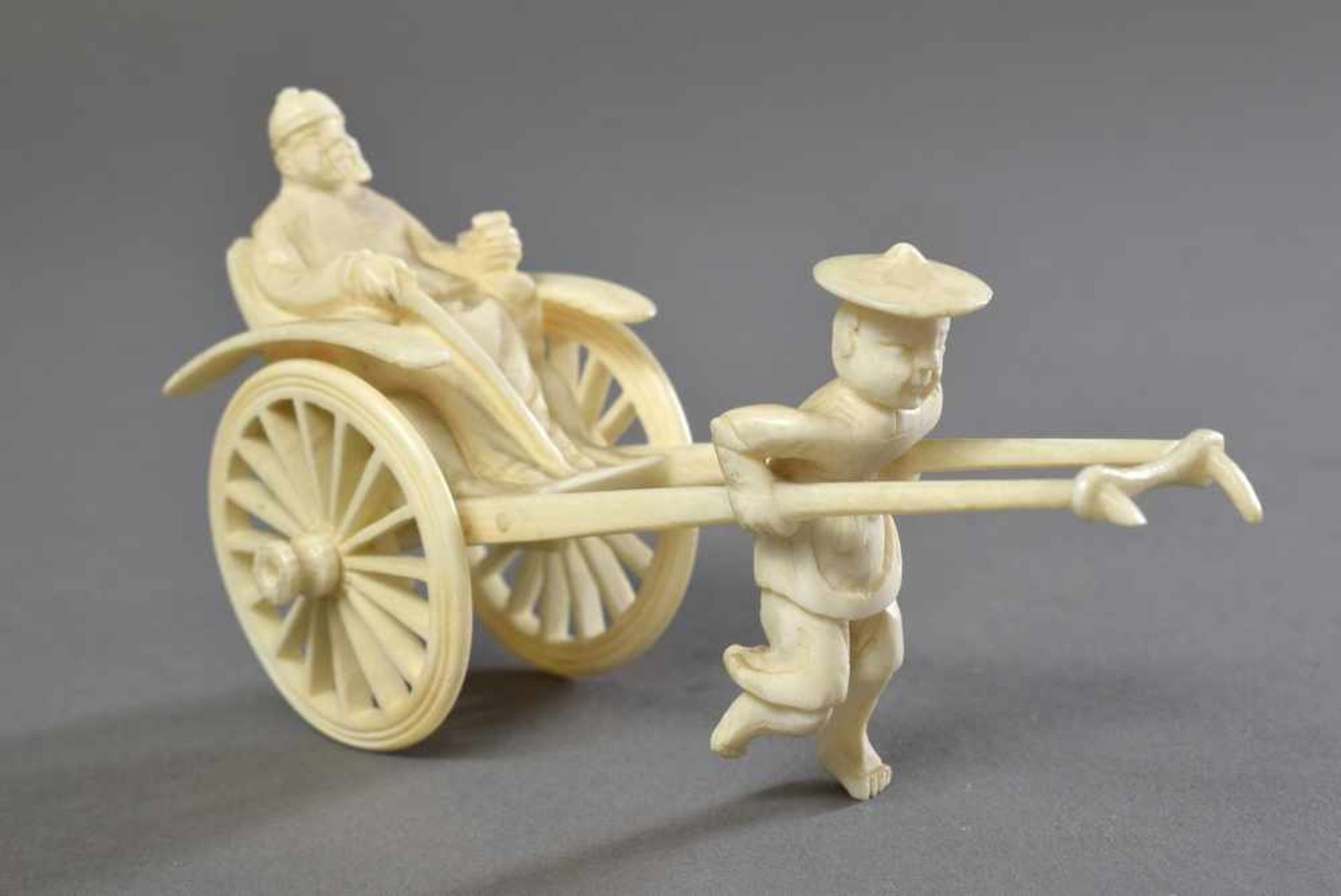 Kleine Elfenbein Schnitzerei "Rikscha", China um 1900/1920, 6x11x4cm Small ivory carving ''