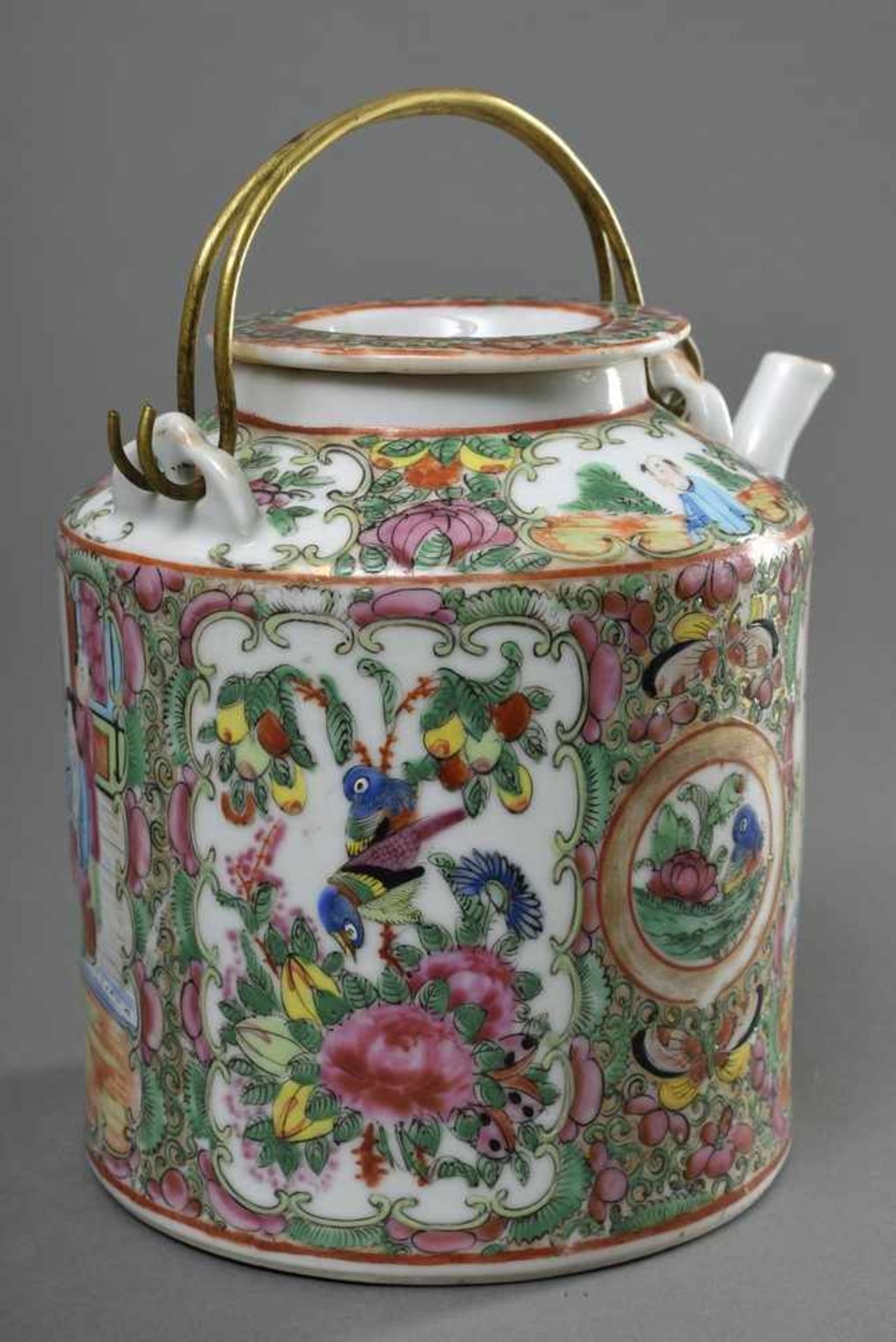 Chinesische Teekanne mit Kantonmalerei, 19.Jh., H. 16cm, Deckel rest. Chinese teapot with cantonal - Bild 3 aus 7