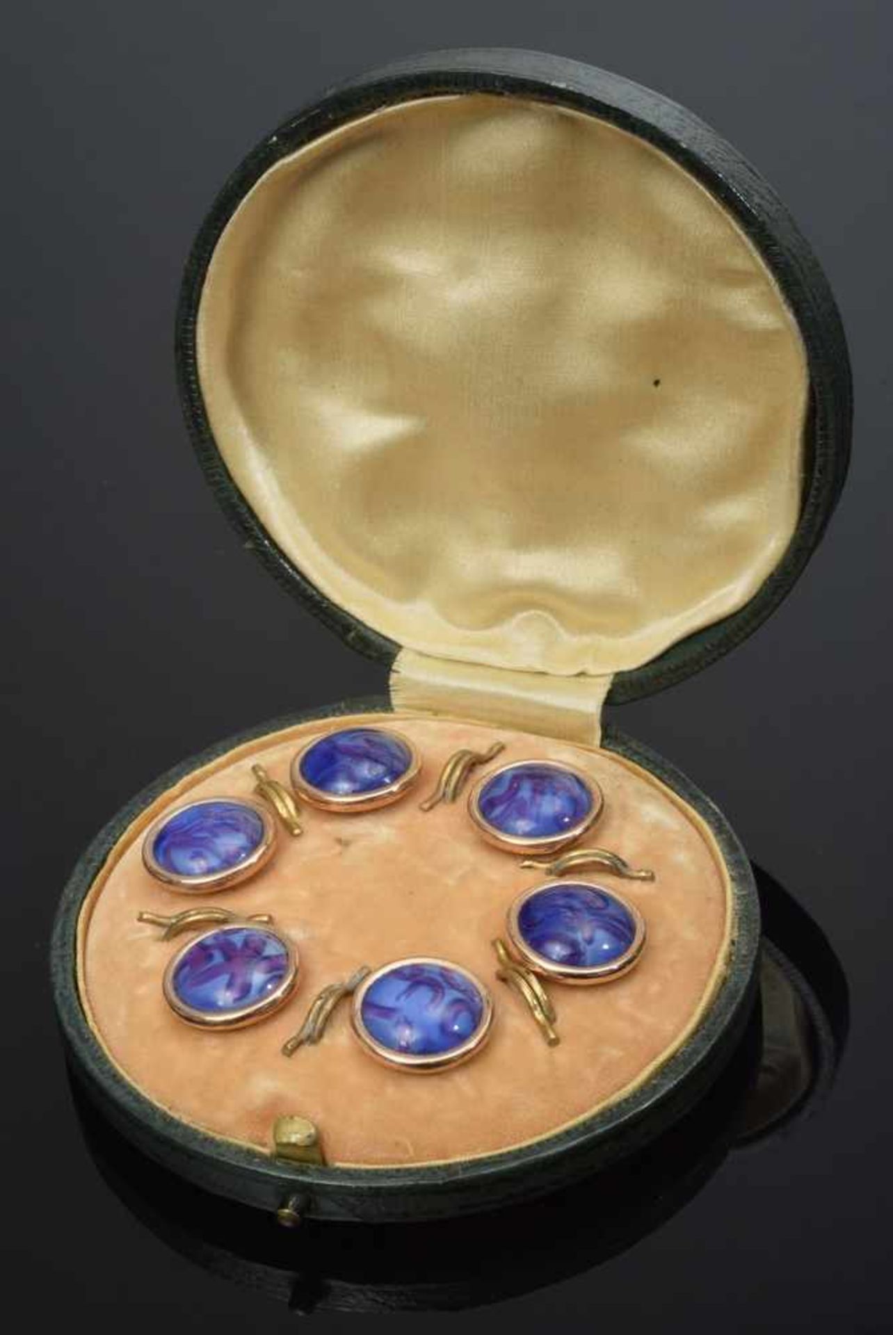 6 Vergoldete Hemdknöpfe mit violett-blauem Emaille im rundem Etui, je Ø 1,5cm 6 Gold-plated shirt - Bild 2 aus 2