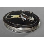 Ovale Schildpatt Schnupftabakdose mit Silber-, Kupferpiqué und Perlmutteinlage " Arlecchino" (