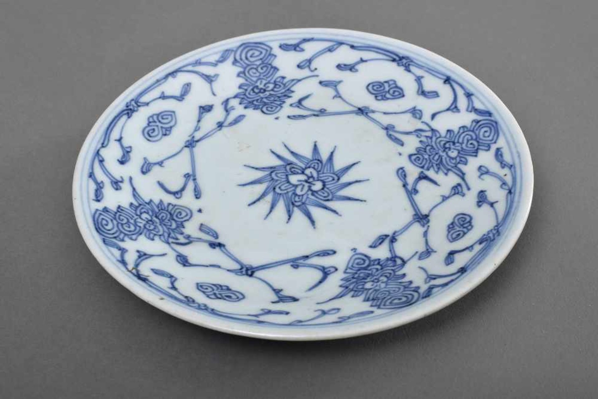 Kleiner chinesischer Teller mit Blaumalerei Dekor, verso Siegelmarke, 18./19.Jh., Ø 16,5cm, ber.