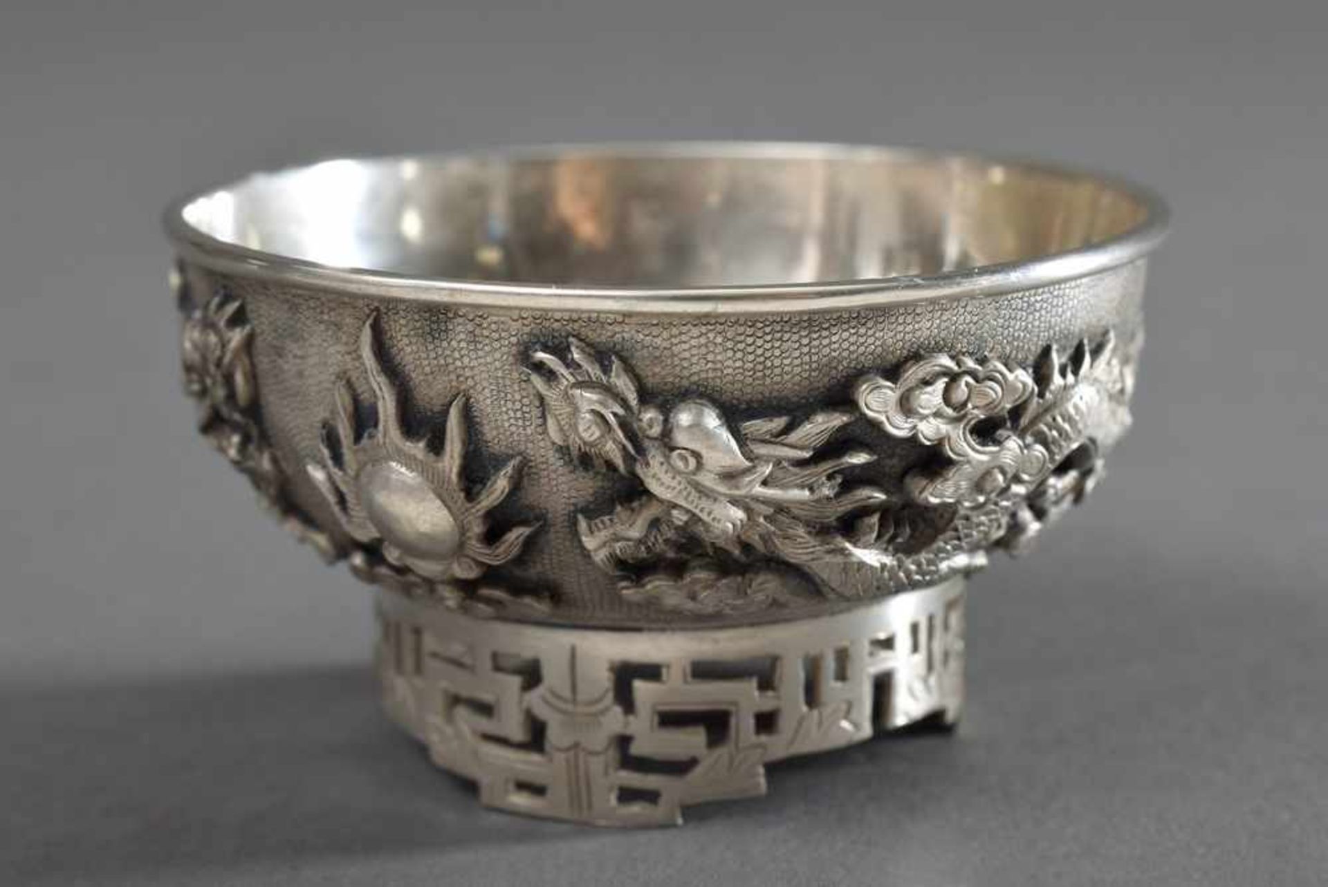 Kleine chinesische Schale "Wolkendrachen mit Feuerkugel", Silber, 57g, H. 4cm, Ø 6,5cm Small Chinese