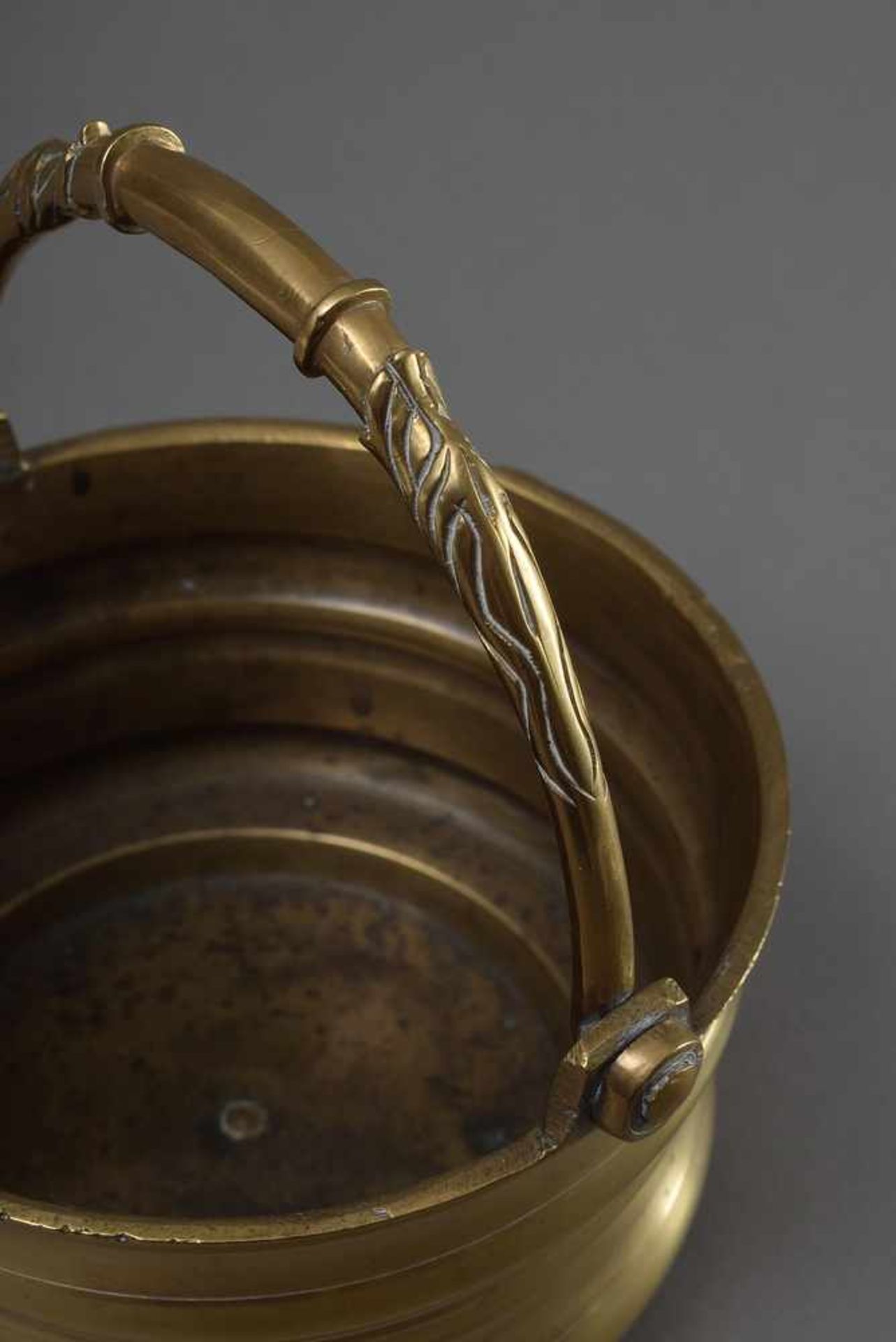 Gelbguss Kessel mit figürlich geformten Handhaben, Oberitalien 17. Jh., H. 9,5cm, Ø 16cm, Vgl. - Bild 2 aus 3