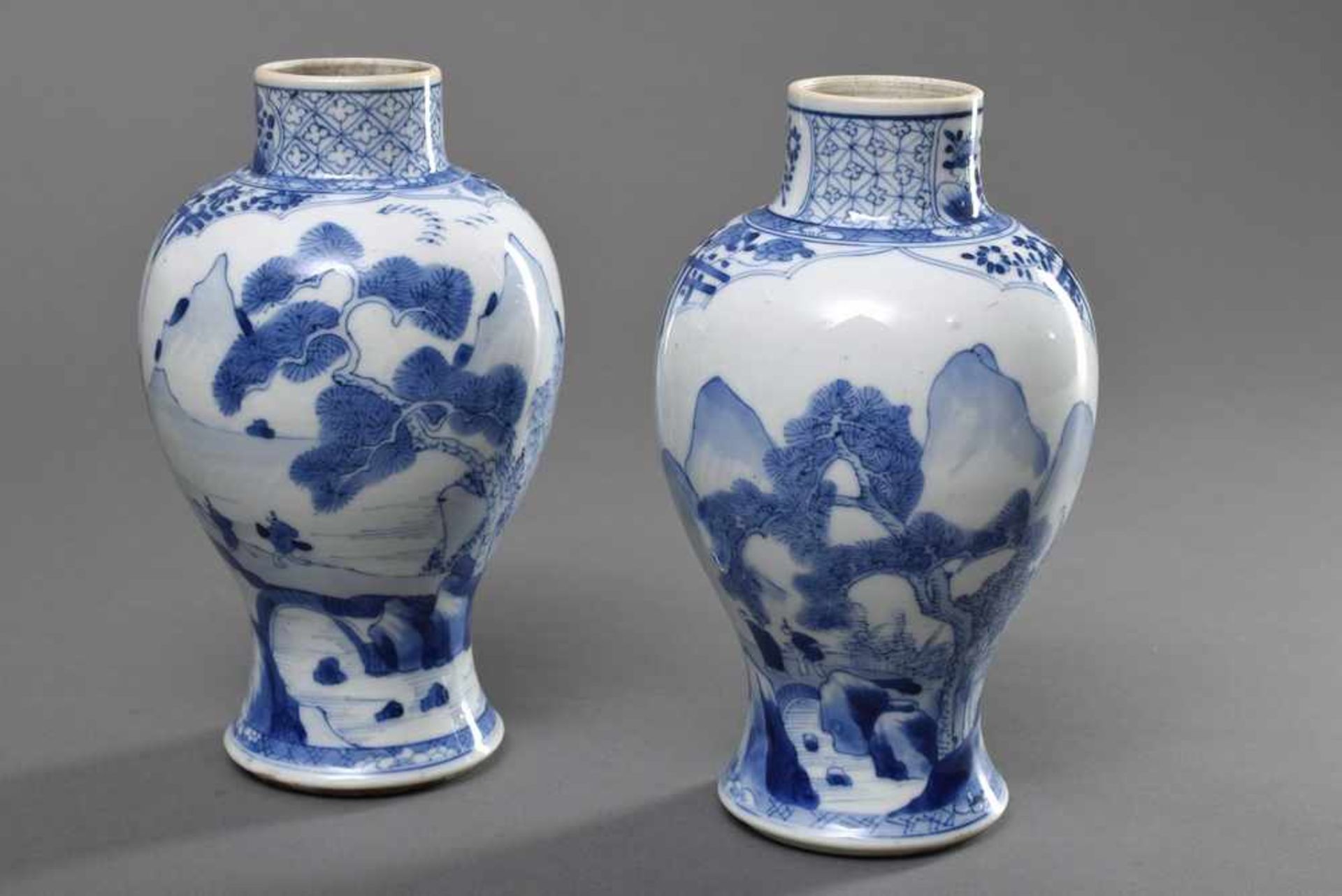 Paar Porzellan Vasen mit Blaumalerei Dekor "Landschaft mit Personenstaffage" in Kang Hsi Stil, 19.