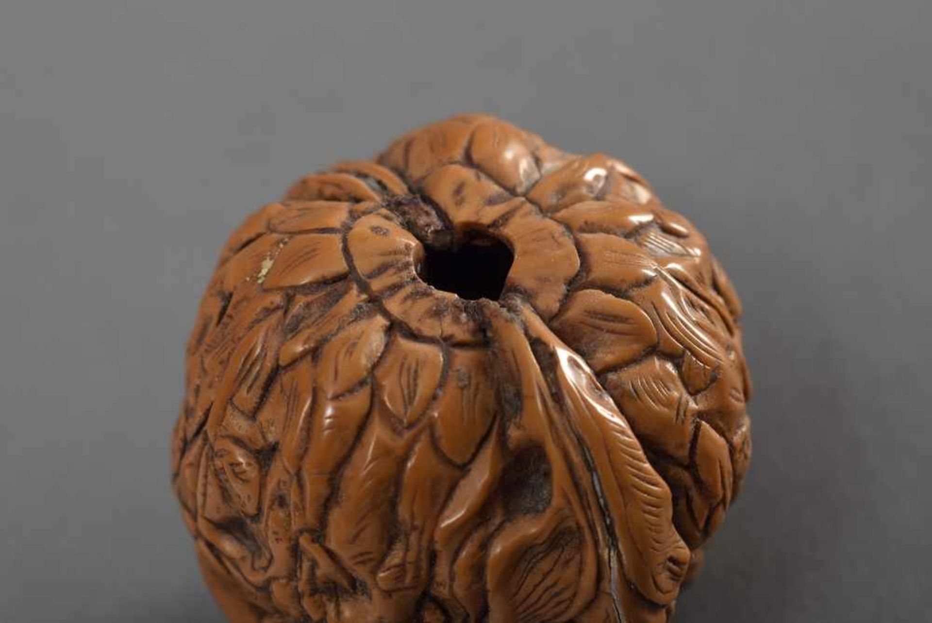 Kleine beschnitze Walnuss Snuffbottle "Lohans" mit Filigran Stopfen, H. 4,5cm Small carved walnut - Bild 5 aus 5