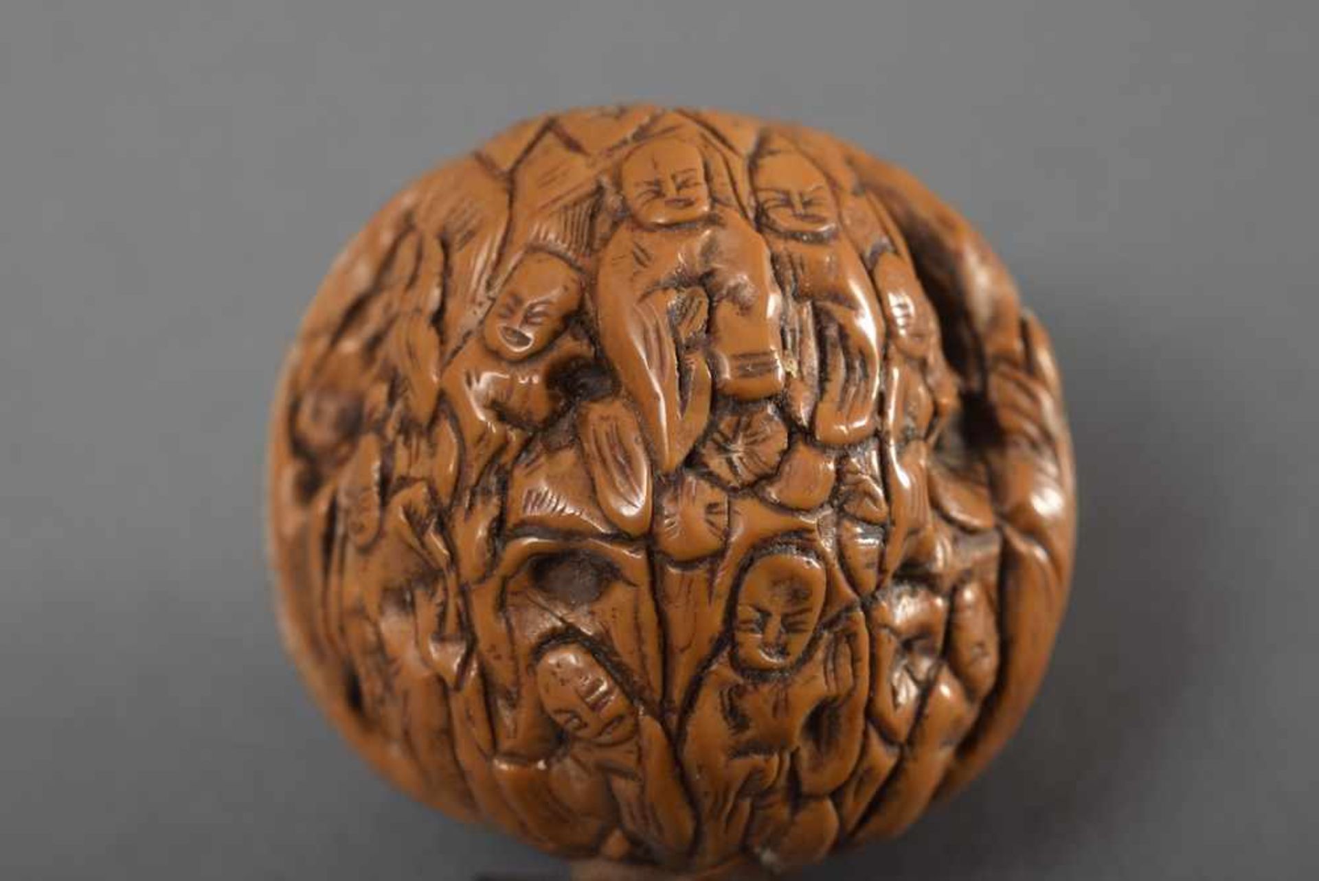Kleine beschnitze Walnuss Snuffbottle "Lohans" mit Filigran Stopfen, H. 4,5cm Small carved walnut - Bild 3 aus 5