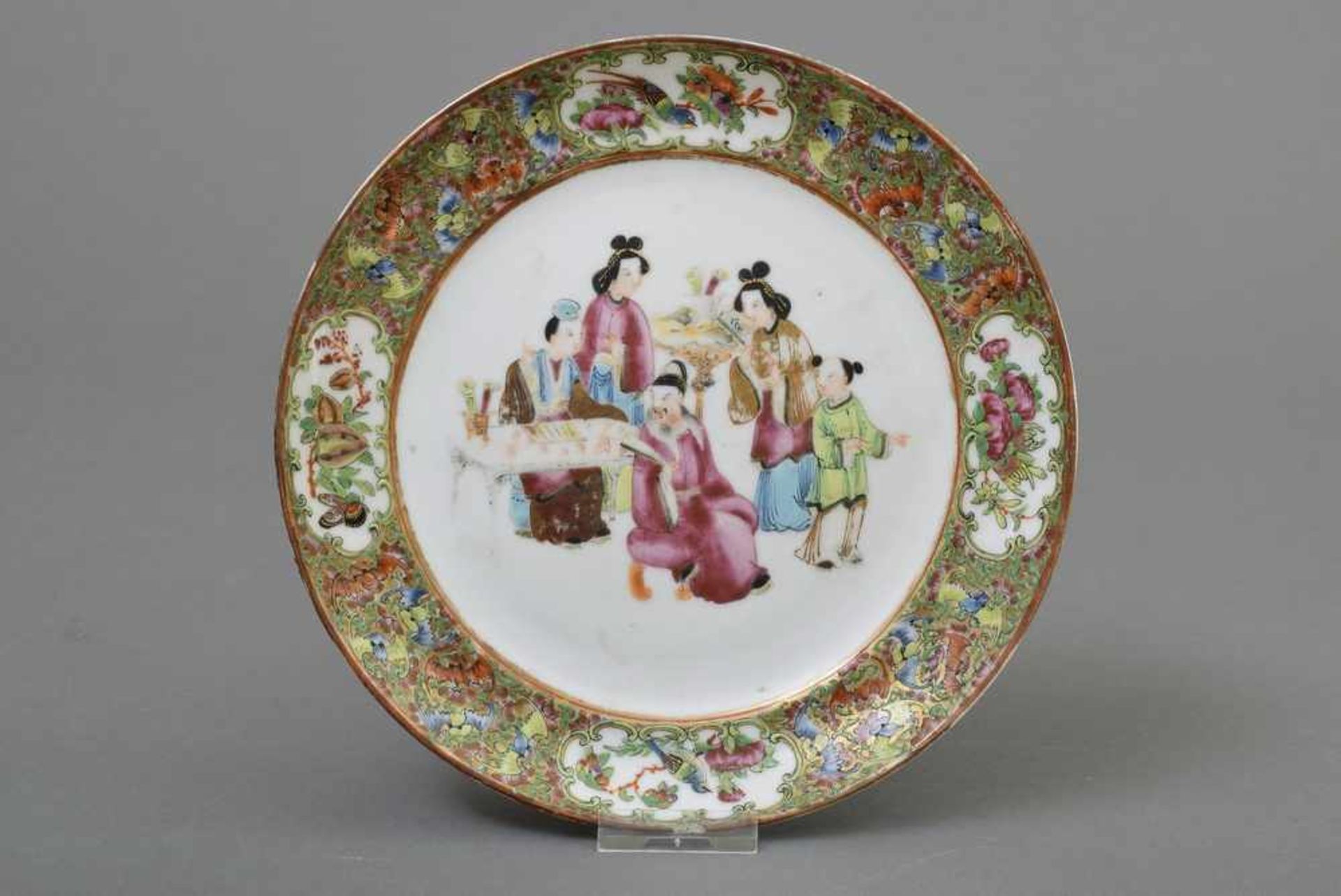 Chinesischer Teller mit Kanton Malerei, Ø 21cm, Riss am Rand/etw. ber. Chinese plate with canton