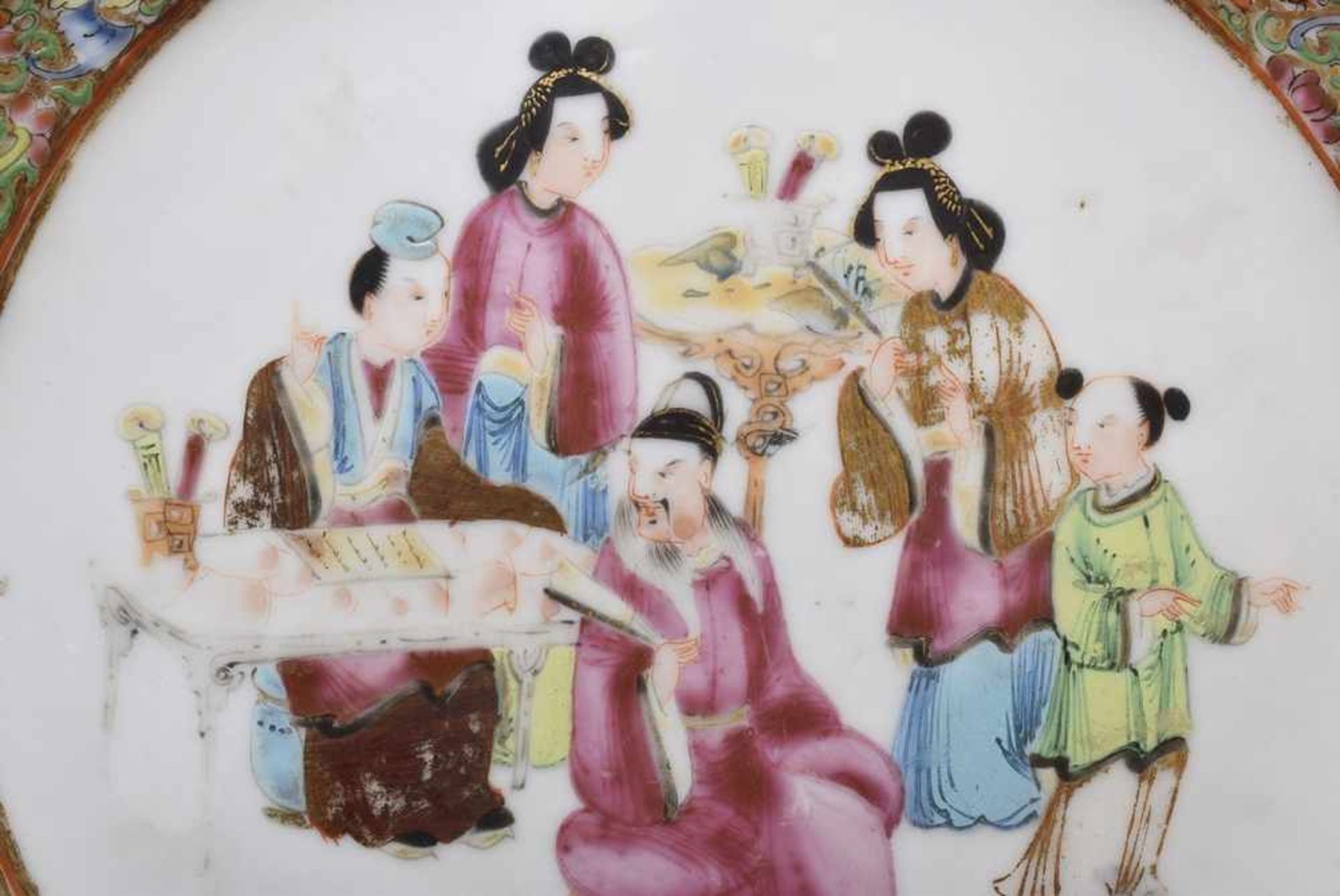 Chinesischer Teller mit Kanton Malerei, Ø 21cm, Riss am Rand/etw. ber. Chinese plate with canton - Bild 2 aus 3