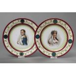 Paar französische Porzellan Teller mit polychromen Druckdekor "Napoleon und Josephine", Ende 19.Jh.,