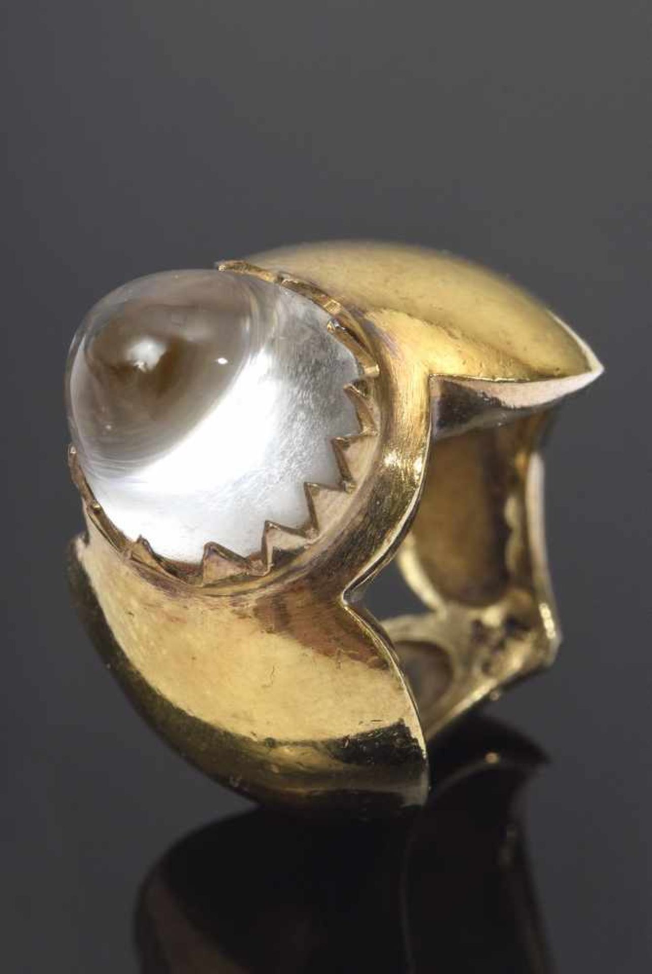 Ring mit breiter gewellter Schiene und hohem Bergkristall Cabochon in Zackenkrampen, Silber 925 - Bild 3 aus 3