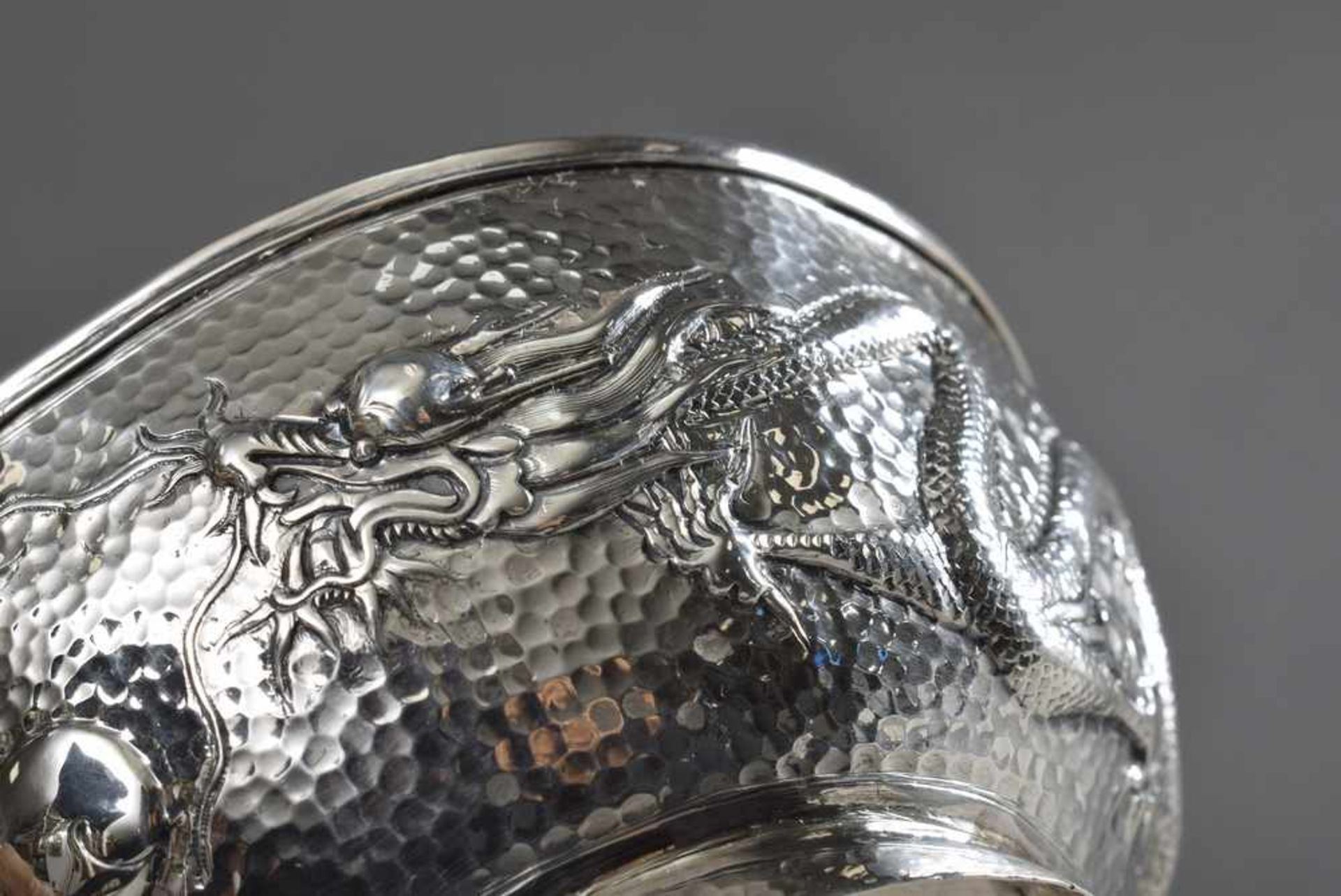 Chinesische Schale mit Reliefdekor "Drachen", Silber, 128g, um 1900/1920, H. 6cm, Ø 12cm Chinese - Bild 3 aus 3