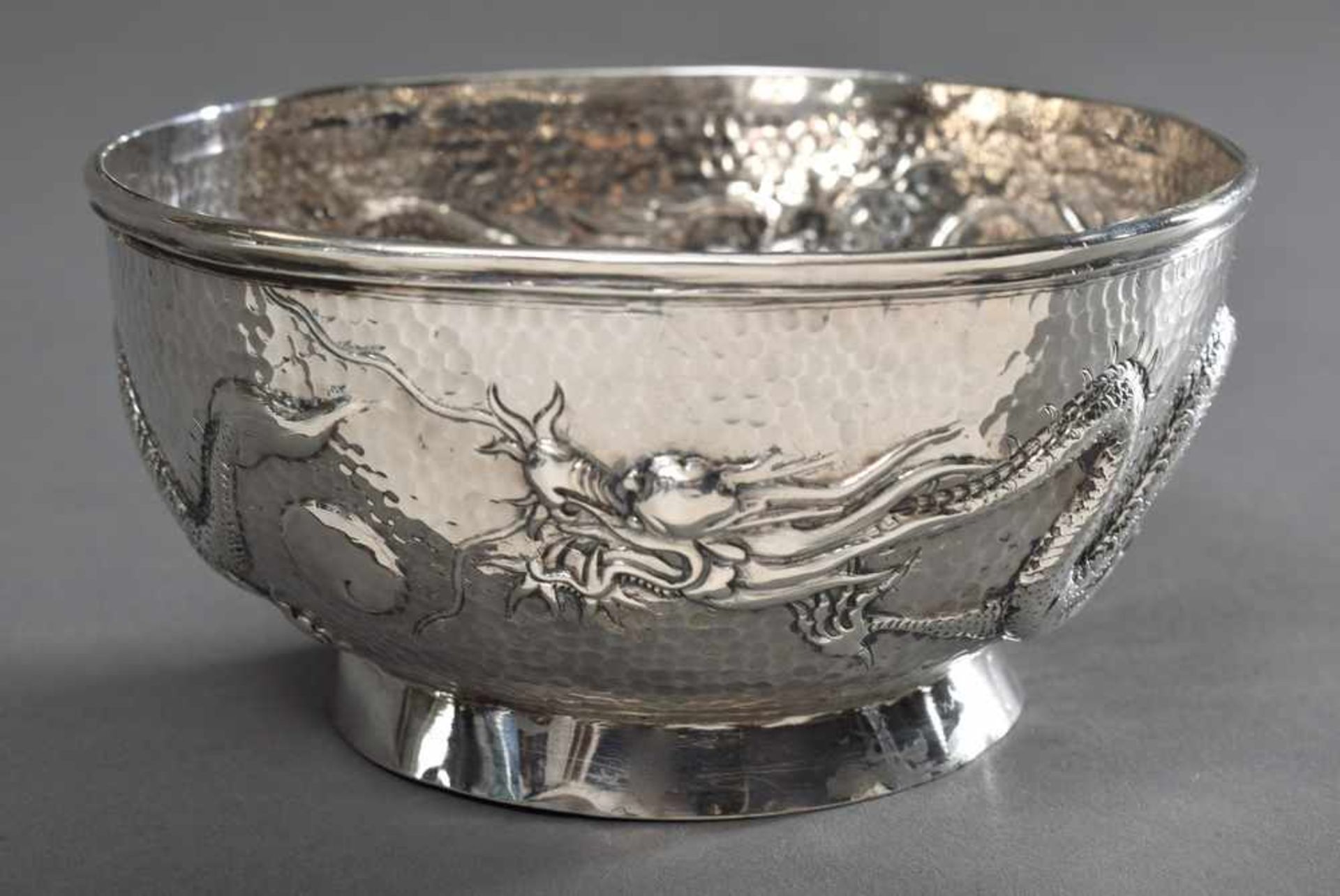 Chinesische Schale mit Reliefdekor "Drachen", Silber, 128g, um 1900/1920, H. 6cm, Ø 12cm Chinese