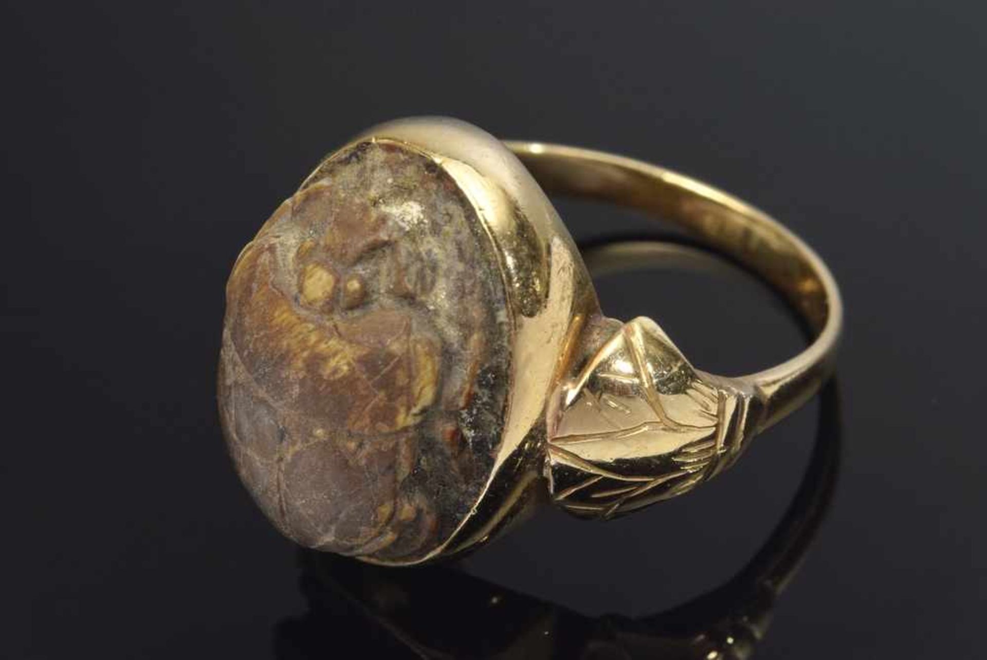 GG Ring mit Skarabäus, 7,7g, Gr. 55,5, etwas bestoßen YG ring with scarab, 7.7g, size 55.5, slightly