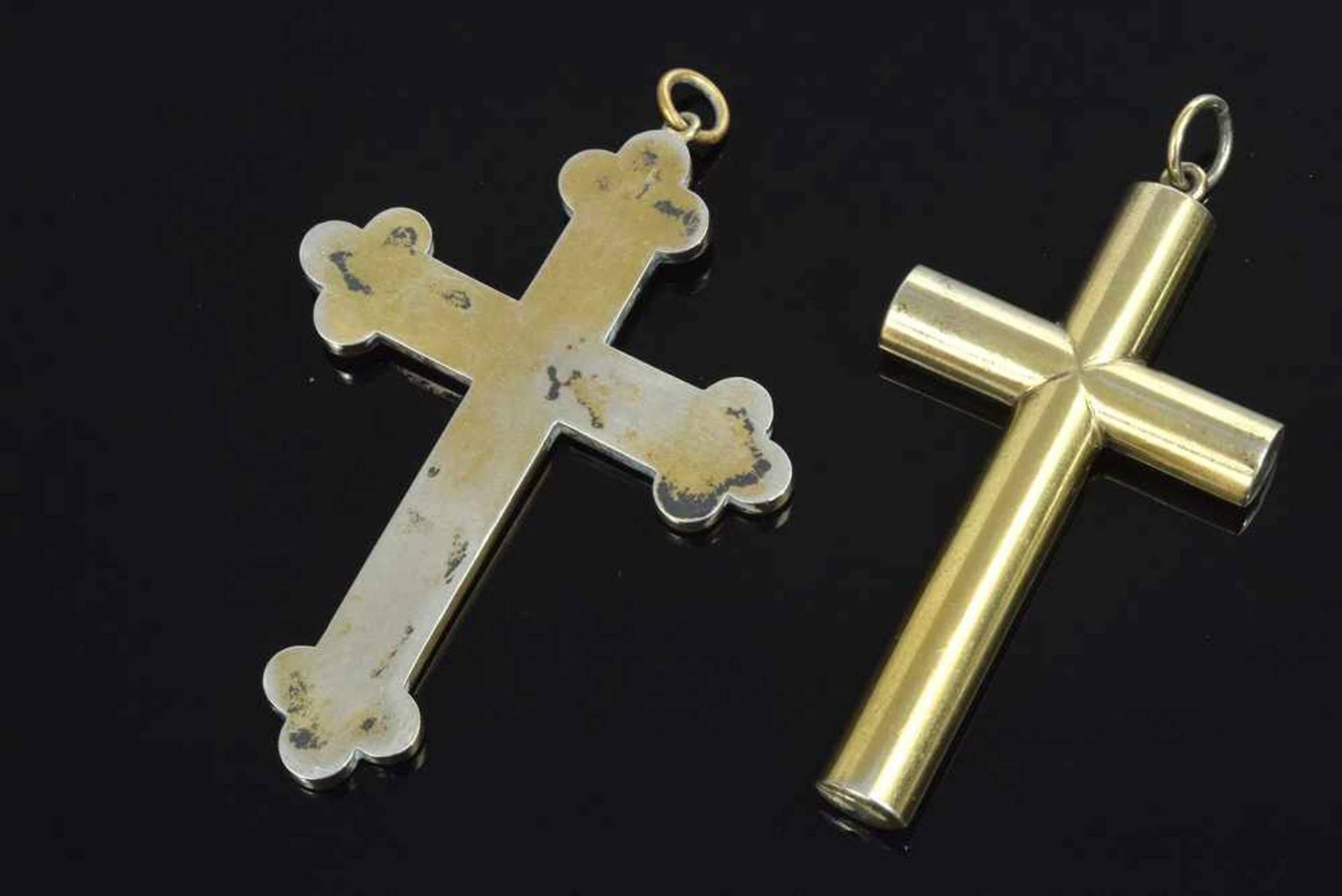 2 Diverse versilberte Kruzifix Anhänger mit Micromosaik und in schlichter Façon, Ende 19.Jh., H. 7cm - Image 2 of 2
