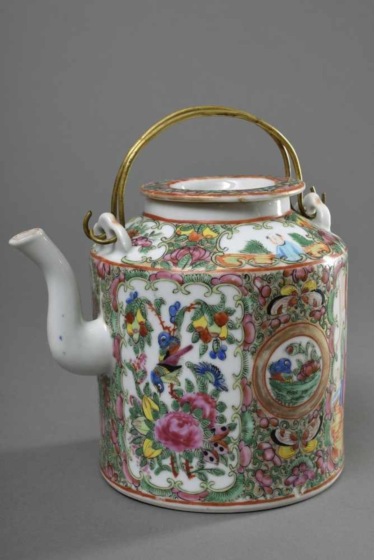 Chinesische Teekanne mit Kantonmalerei, 19.Jh., H. 16cm, Deckel rest. Chinese teapot with cantonal