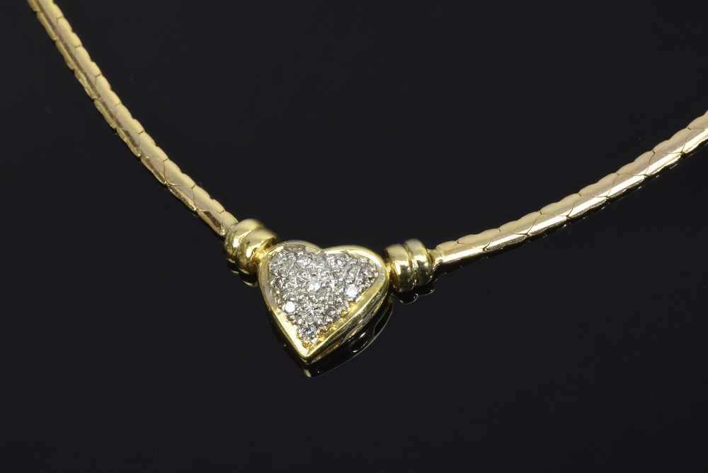 GG 585 Collier mit kleinem herzförmigen 8/8 Diamanten besetztem Mittelteil, 7,8g, L. 45cm YG 585