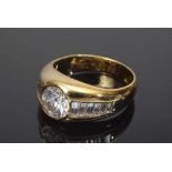 GG 750 Ring mit Diamant Baguettes (zus.ca. 0,68ct) und Brillant Solitär (ca. 1,25ct), 9,2g, Gr. 55