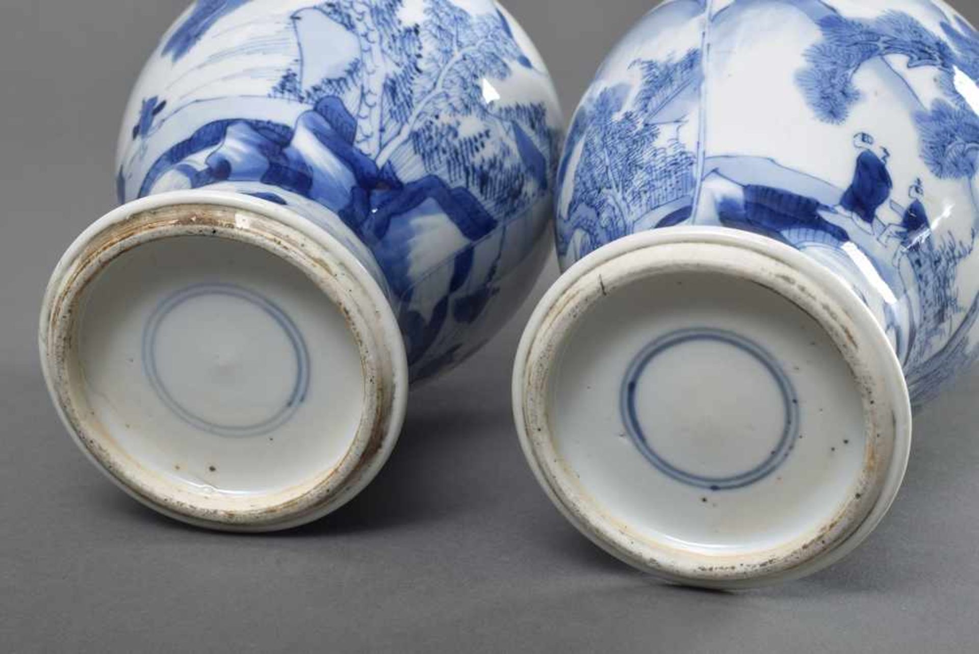 Paar Porzellan Vasen mit Blaumalerei Dekor "Landschaft mit Personenstaffage" in Kang Hsi Stil, 19. - Image 4 of 4