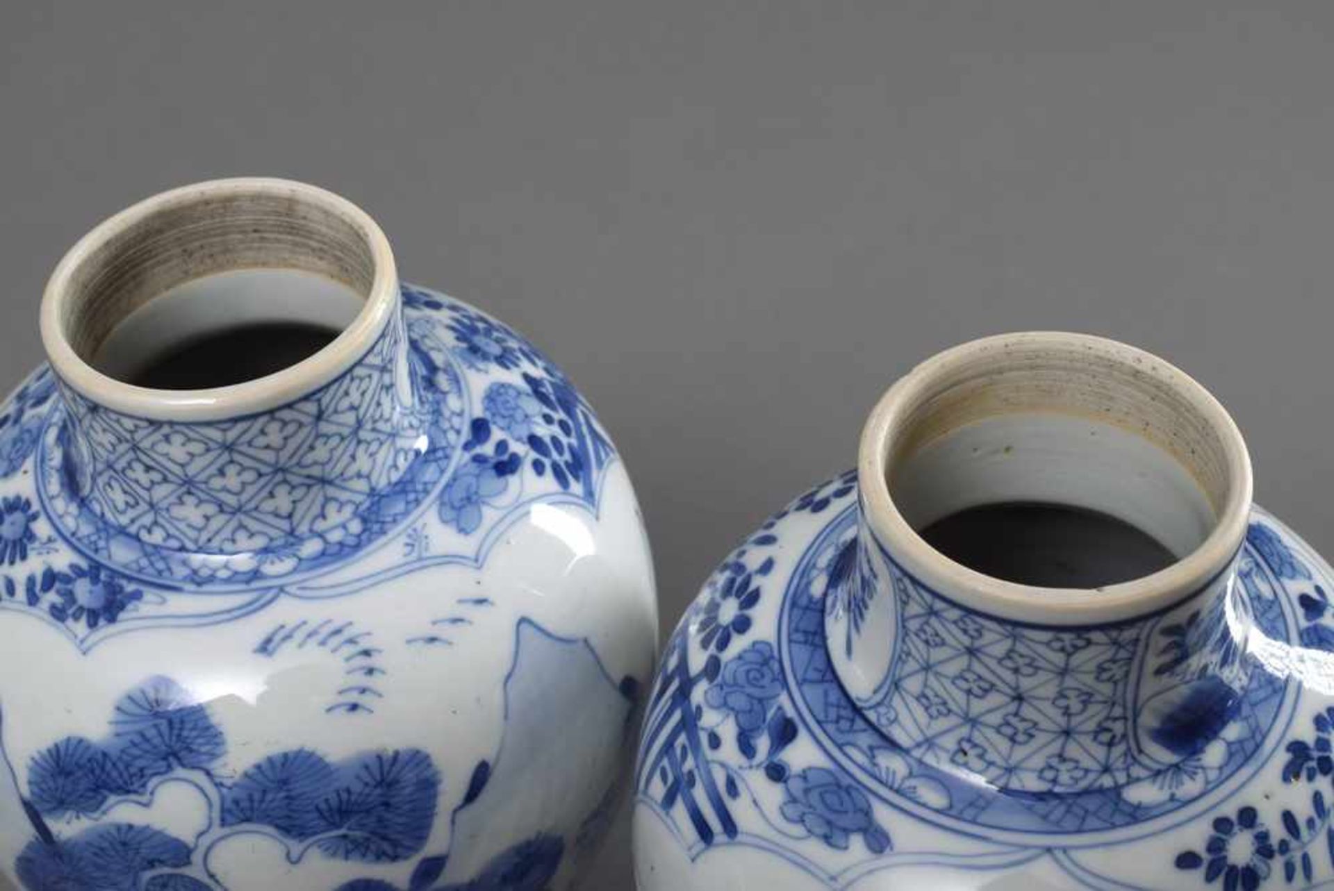 Paar Porzellan Vasen mit Blaumalerei Dekor "Landschaft mit Personenstaffage" in Kang Hsi Stil, 19. - Image 2 of 4