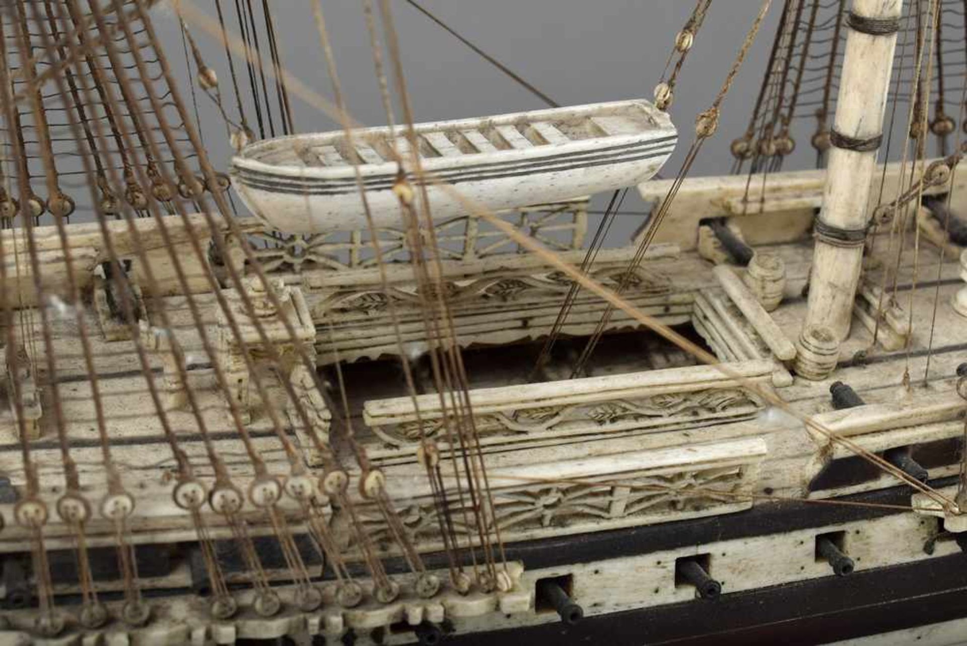 Großes Napoleonisches Gefangenenschiff, sog. "Knochenschiff", Dreimastsegler, Bein auf Holzsockel, - Bild 5 aus 8