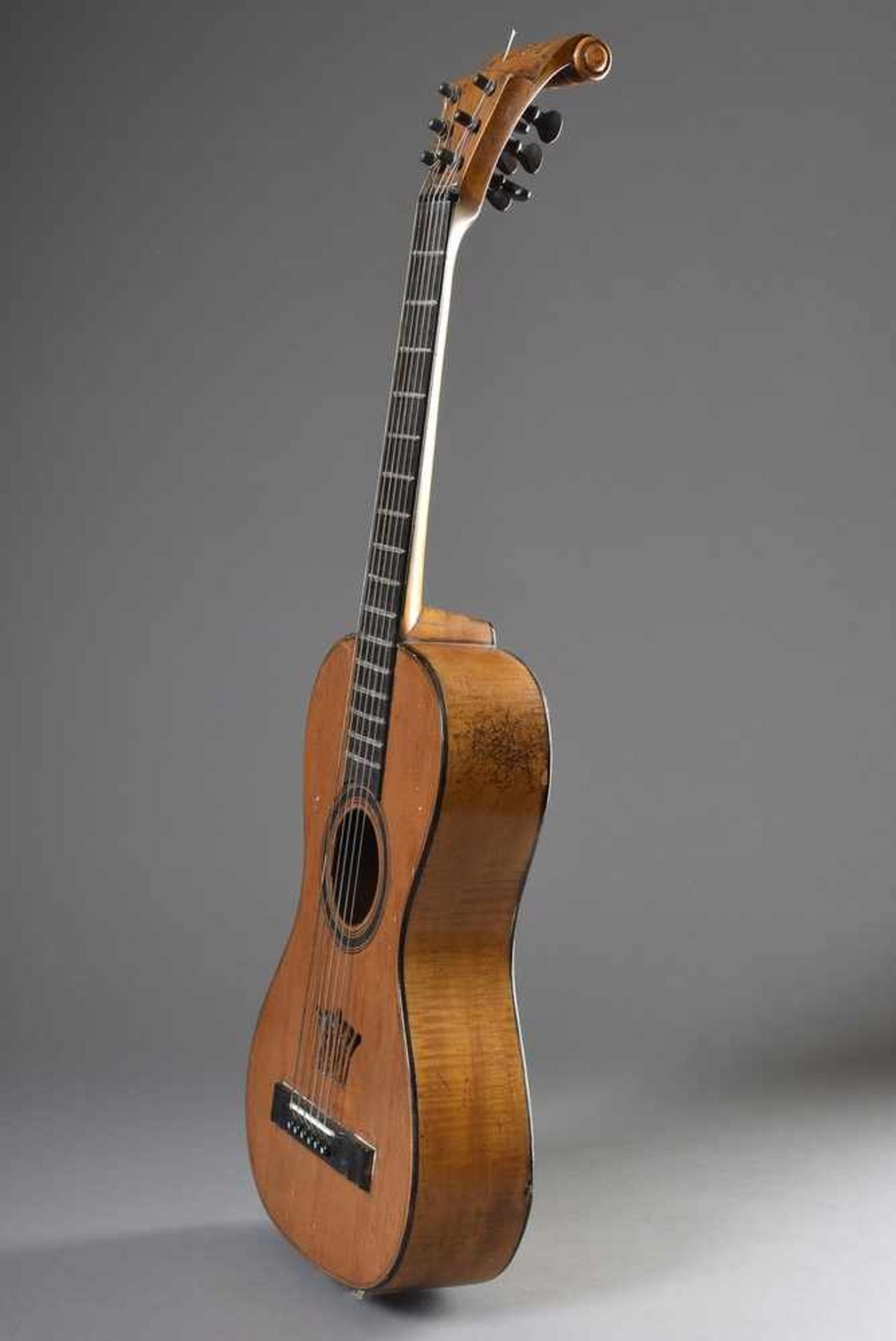 Kleine Damengitarre mit Volutenkopf, Ende 19.Jh., Ahorn Körper mit Fichtenholz Decke, spielbar, - Bild 3 aus 9
