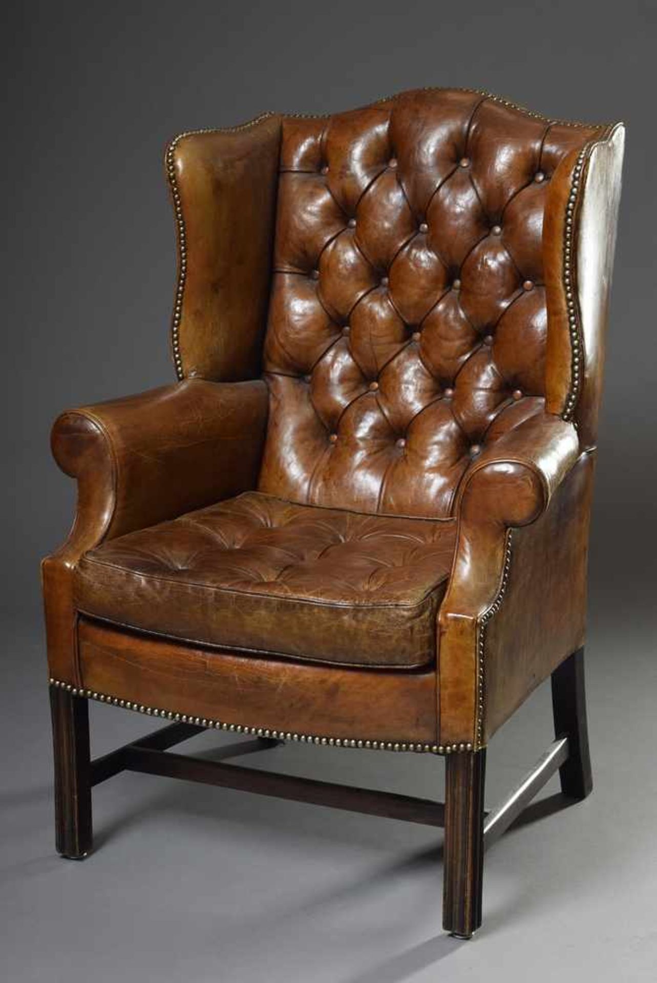 Chesterfield Ohrensessel mit brauen Lederbezug, H. 46/100cmChesterfield wing chair with brown