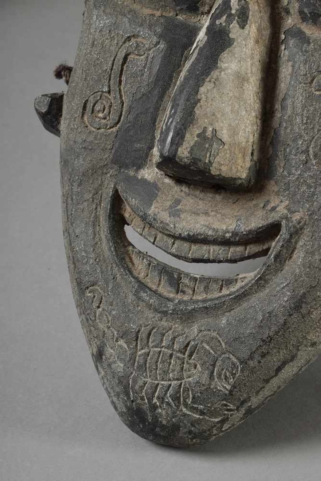 Batak Maske mit figürlichem Aufsatz, Holz, dunkel patiniert, Sumatra, 46x22cm, erworben in den - Bild 5 aus 6