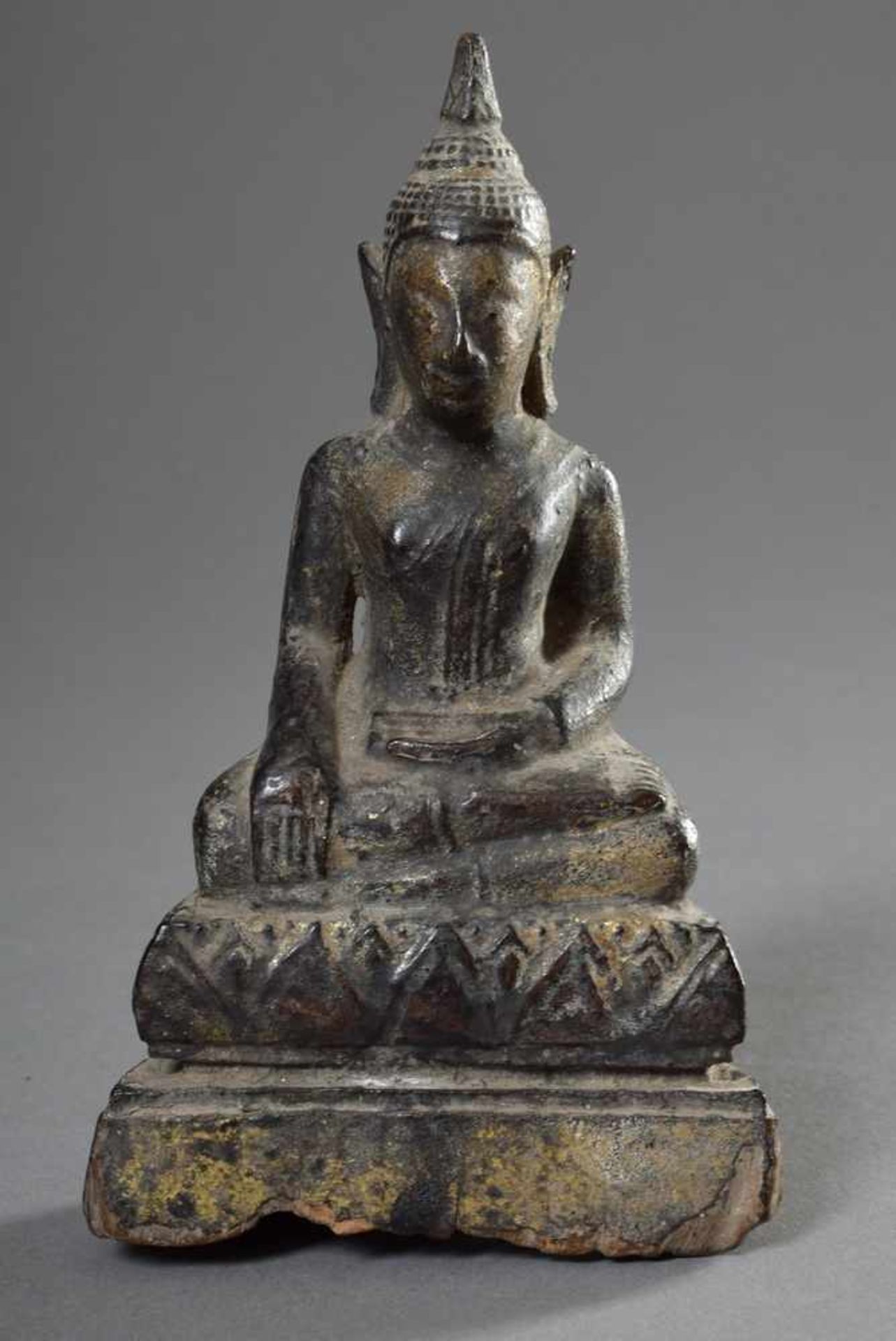 Figur "Meditierender Buddha in Virasana Sitz und mit Bhumispashamudra Geste der rechten Hand" im