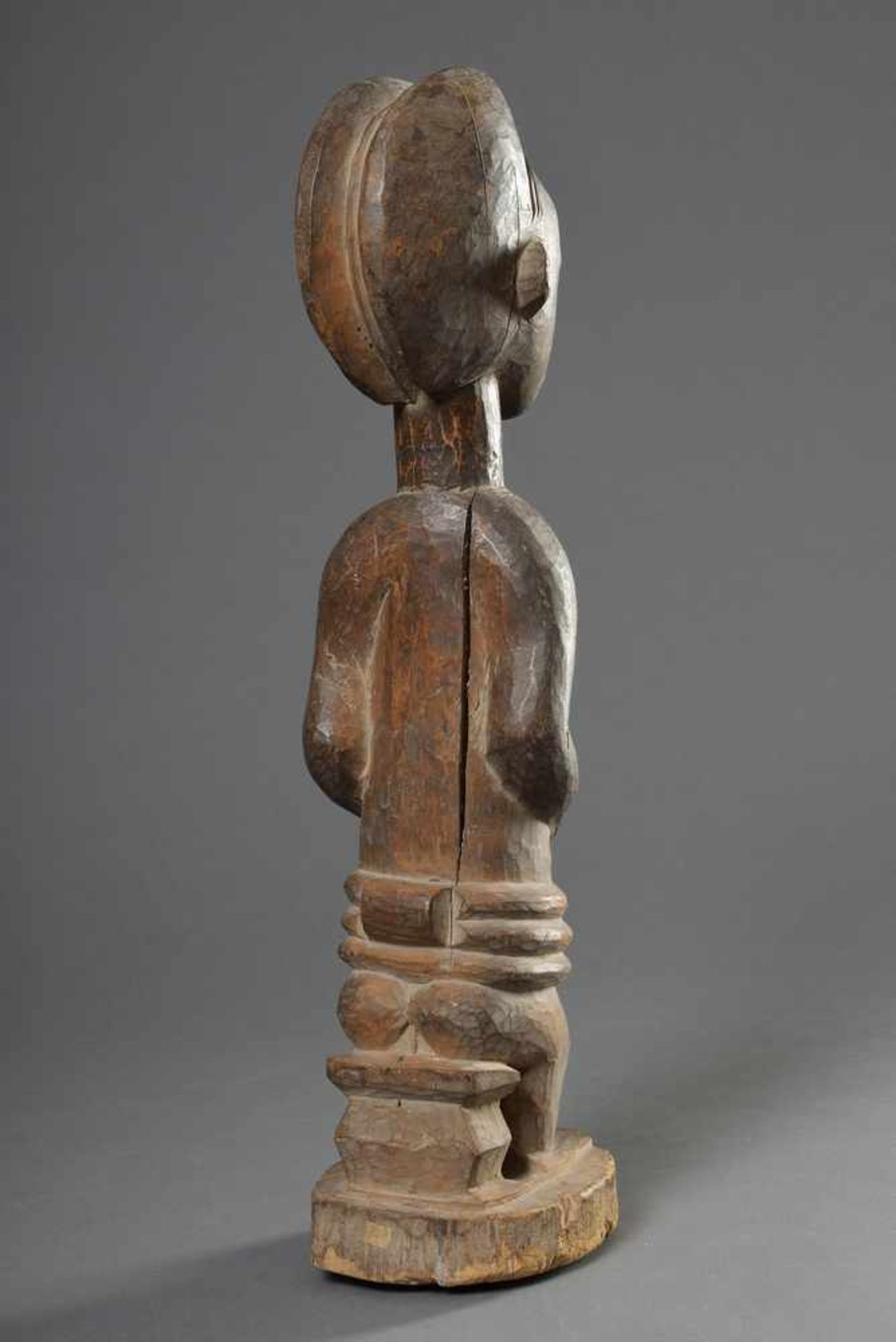 Weibliche Baule Figur, auf einem Hocker sitzend, 3 Hüftgürtel und Stirnband, Tatauierungen an den - Bild 3 aus 4