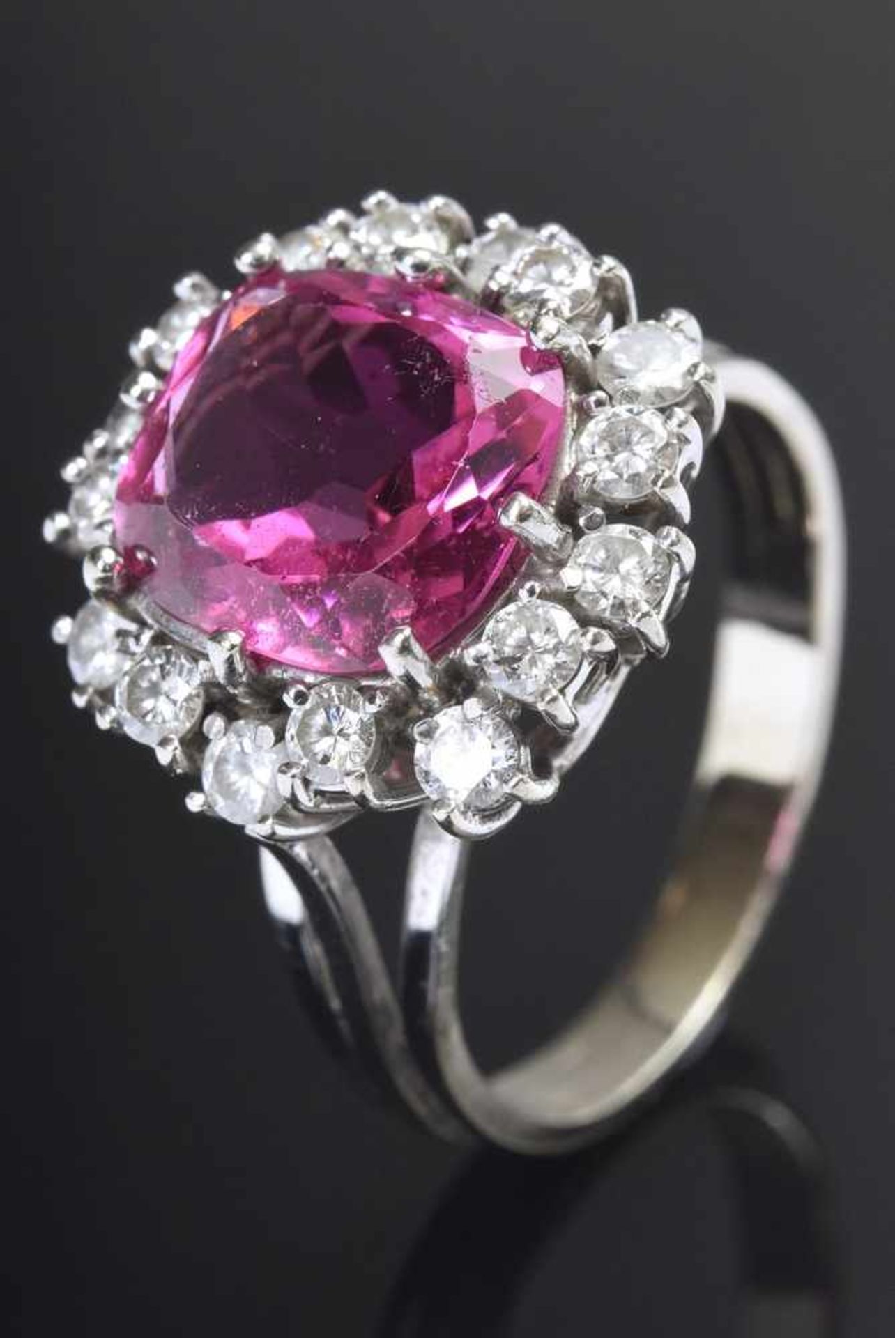 WG 585 Ring mit Diamanten und Turmalin, 16 Brillanten (zus. ca. 0.32 ct/VSI/Wesselton), 1 roter