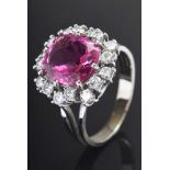 WG 585 Ring mit Diamanten und Turmalin, 16 Brillanten (zus. ca. 0.32 ct/VSI/Wesselton), 1 roter