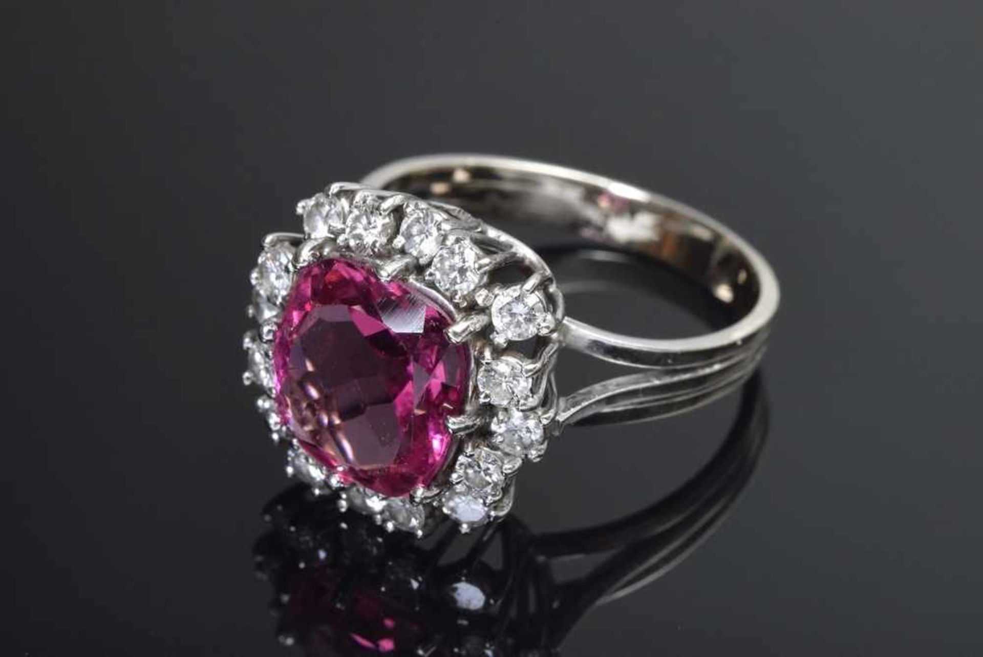 WG 585 Ring mit Diamanten und Turmalin, 16 Brillanten (zus. ca. 0.32 ct/VSI/Wesselton), 1 roter - Bild 2 aus 2