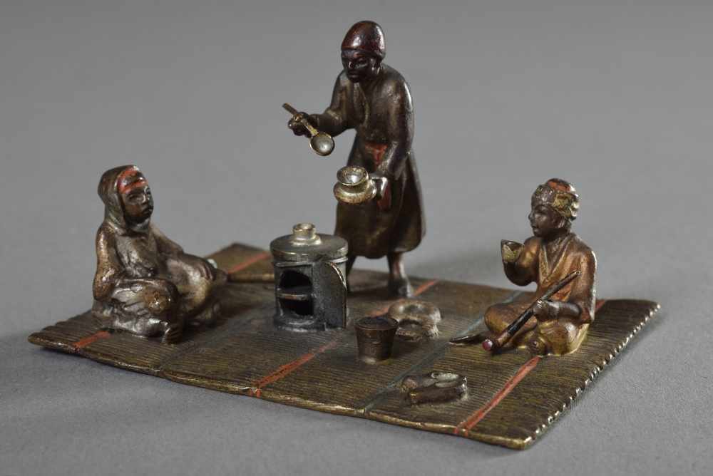 Wiener Bronze Miniatur "Speisende Orientalen", farbig staffiert, H. 4cm, etw. best.Wiener Bronze