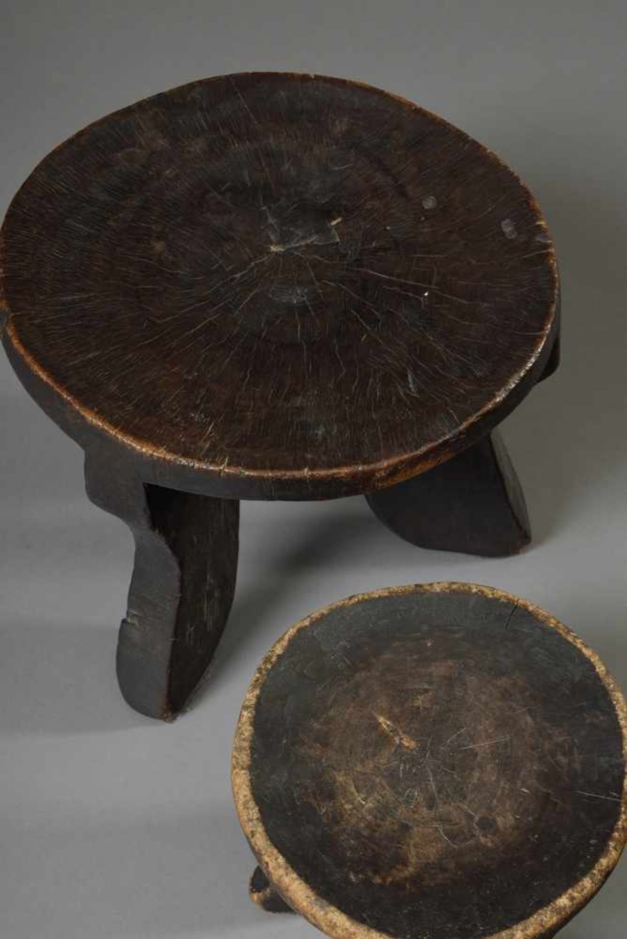 3 Diverse afrikanische Hocker in verschiedenen Größen, H. 22-36cm, Ø 23-34cm3 Various African stools - Bild 3 aus 3