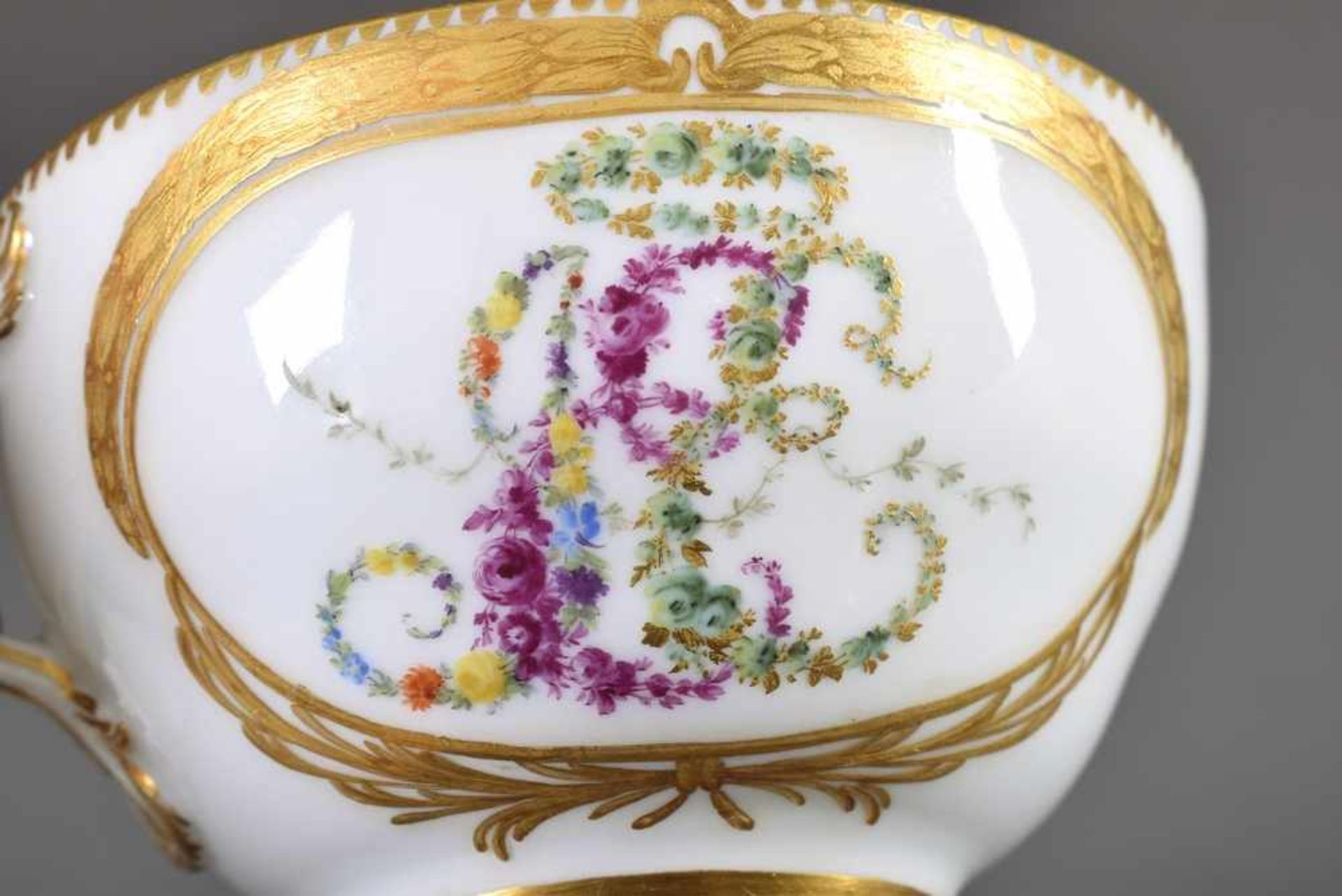 Meissen Tasse mit goldradierten Kartuschen darin Monogramm "JEE" und "Putten Allegorien", - Bild 6 aus 7