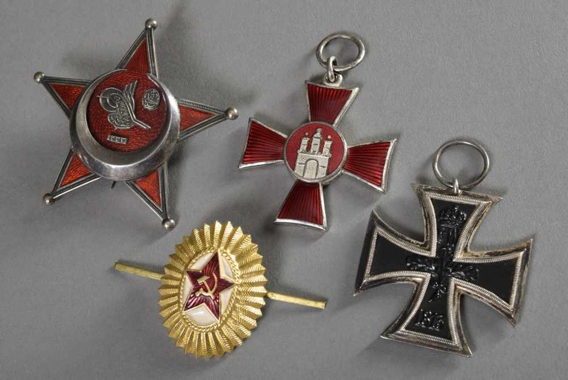 4 Diverse Orden: Eisernes Kreuz 2. Klasse, Herst.: "RW", Silber/Eisen, 4,1x4,1cm, Eiserner