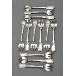 12 Französische Austerngabeln mit zartem floralen Relief, Silber 950, 328gFrench oyster forks with