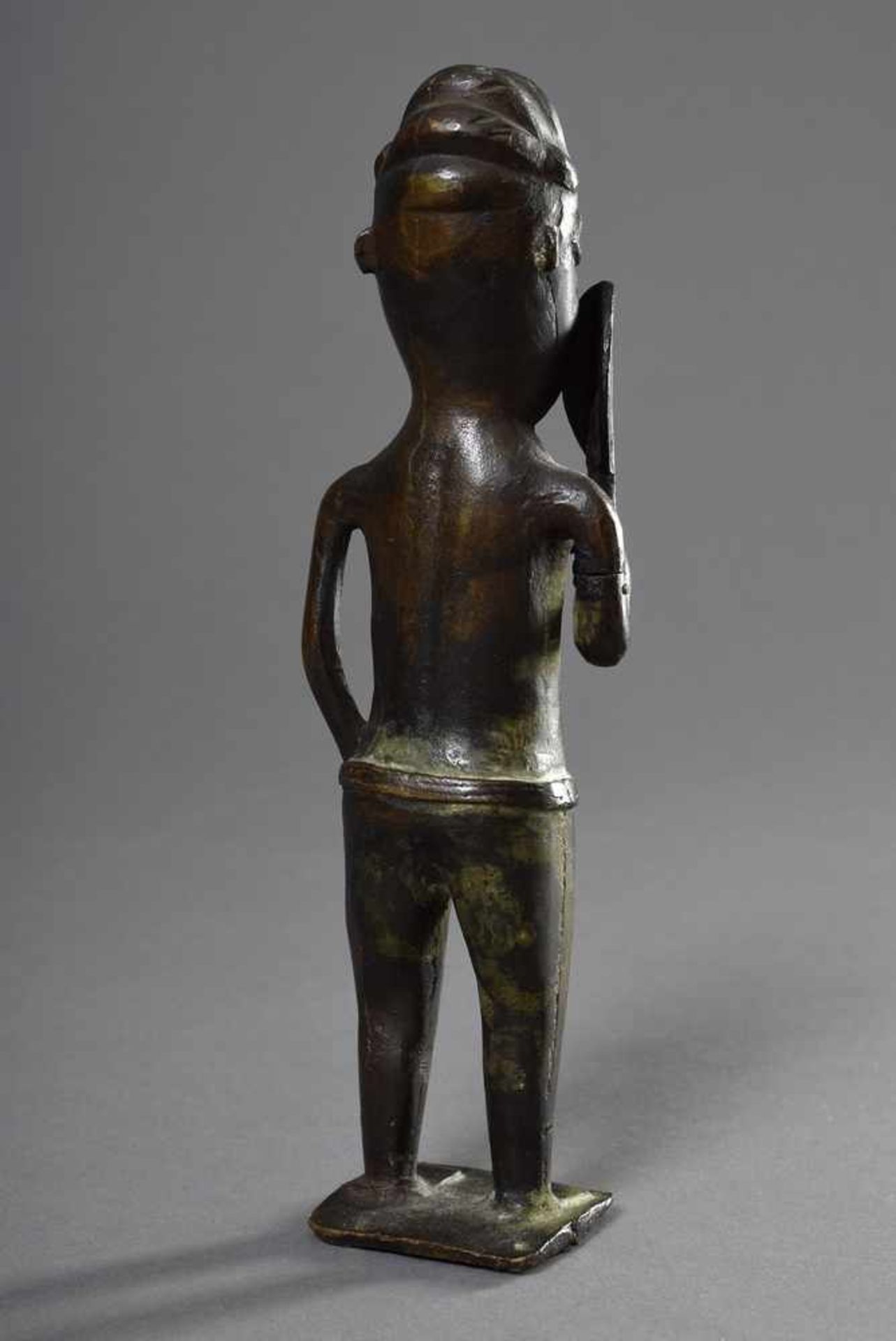 Stehende weibliche Yoruba Figur mit Fächer und Lendengürtel, Tatauierungen auf Stirn, Wangen und - Bild 3 aus 4