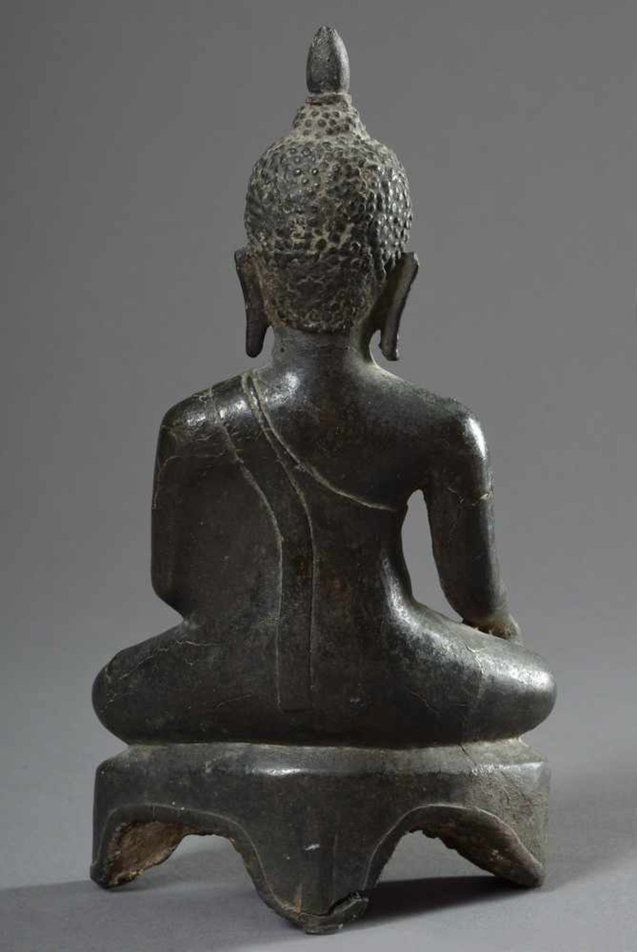 Figur "Meditierender Buddha in Virasana Sitz und mit Bhumispashamudra Geste der rechten Hand" im - Bild 2 aus 6