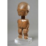 Fante Knabenfigur, Holz auf Acrylsockel, Ghana/Elfenbeinküste, H. 19,5cmFante male figure, wood on