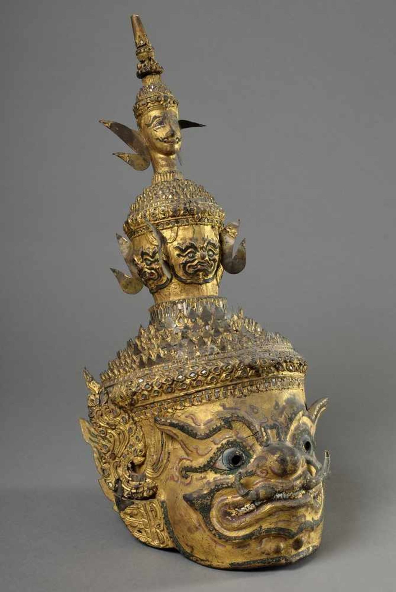 Maske "Dämonenkönig Thotsakan" aus einem Khon Theaterstück, Papiermaché vergoldet, partiell farbig - Bild 6 aus 8