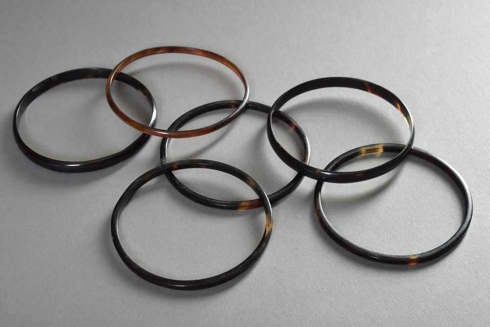 6 Diverse Schildpatt Armreife, 2x breit/4x schmal, um 1920, Ø 6,5cm6 Various tortoiseshell bracelet, - Image 2 of 3