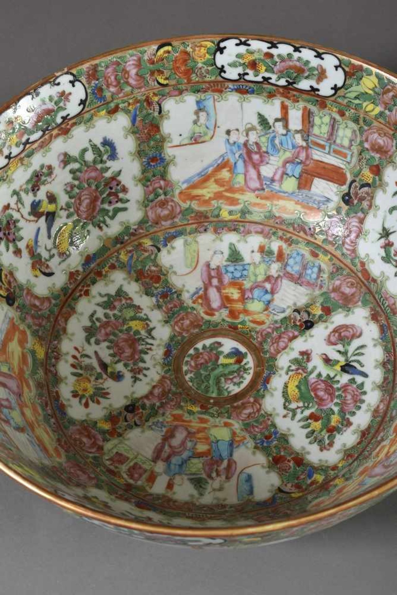Große Kanton Porzellan Schale "Genreszenen", 19.Jh., H. 15cm, Ø 36,5cmLarge canton porcelain - Bild 3 aus 3