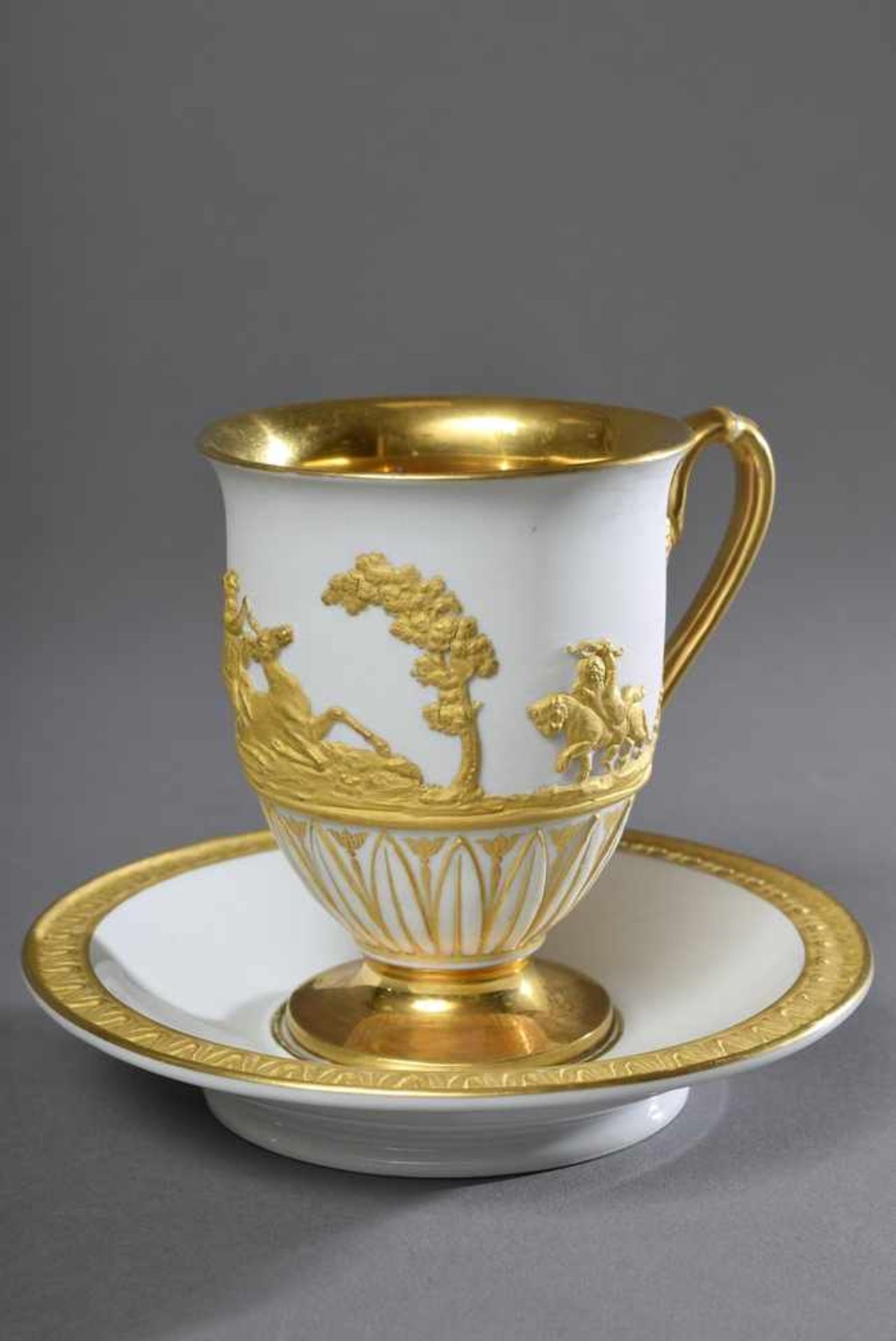 Meissen Tasse mit antikisierenden Goldreliefszenen auf Biskuitporzellan, 19.Jh., H. 10cmMeissen - Bild 2 aus 4