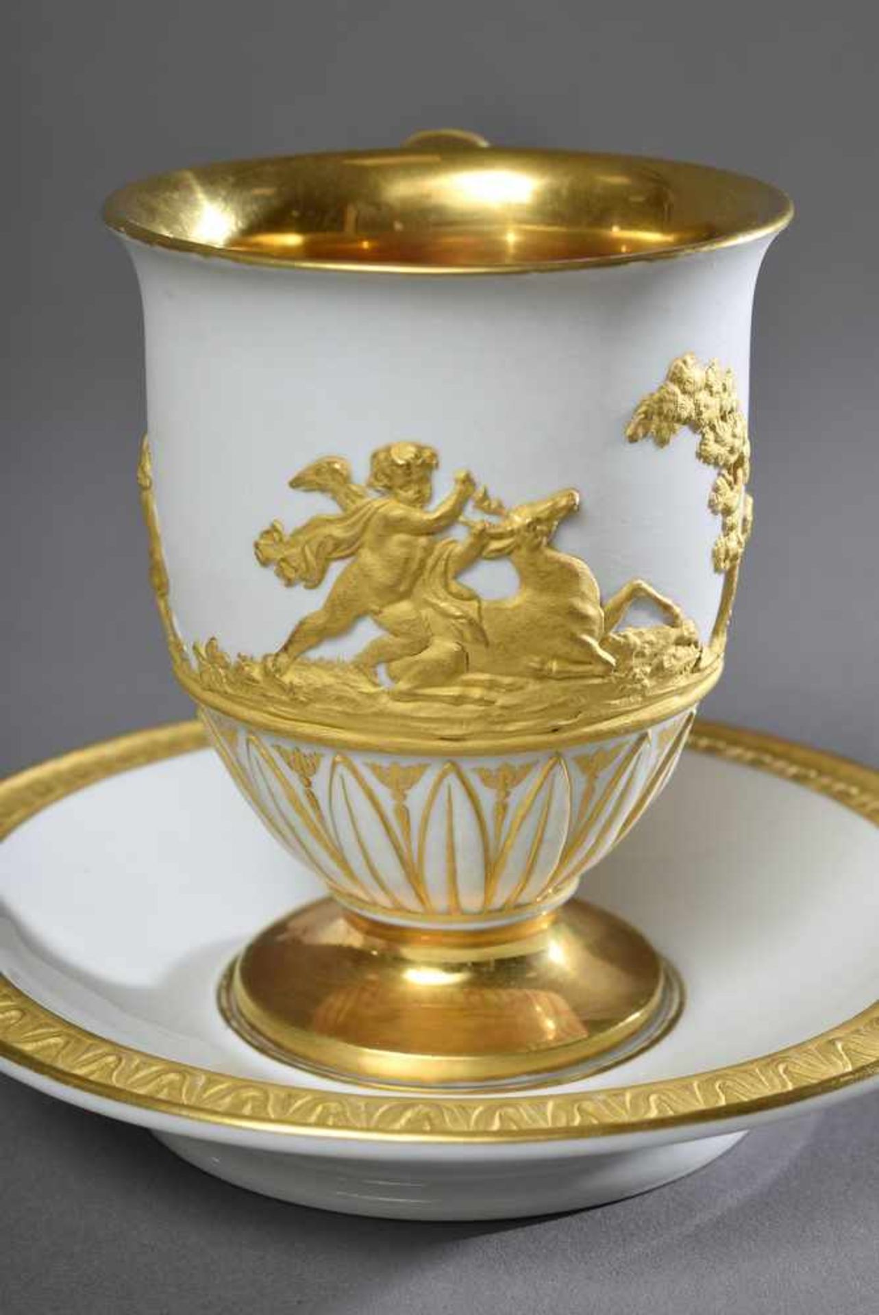 Meissen Tasse mit antikisierenden Goldreliefszenen auf Biskuitporzellan, 19.Jh., H. 10cmMeissen - Bild 4 aus 4